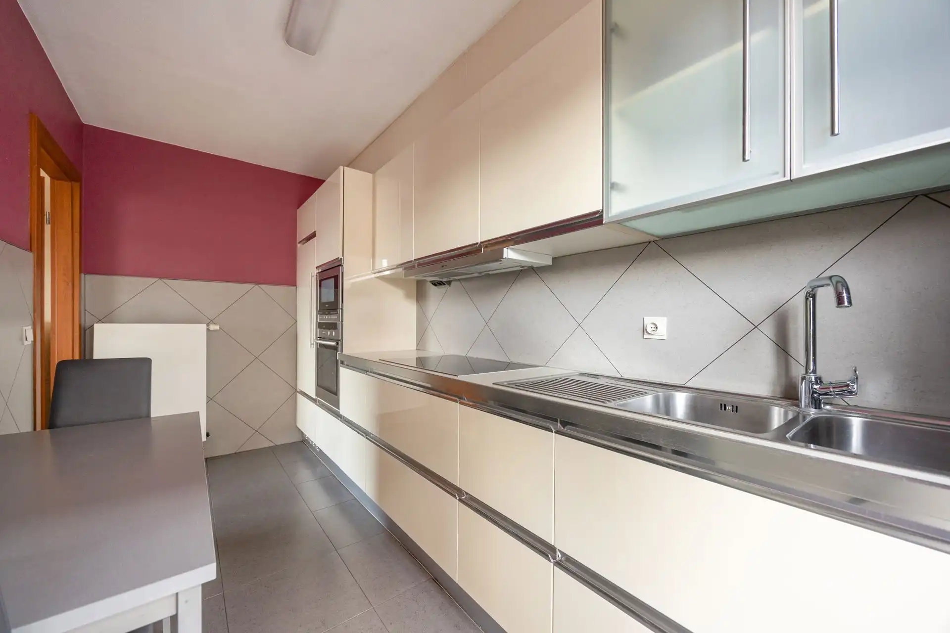 Twee slaapkamer appartement met inpandse autostaanplaats foto 7