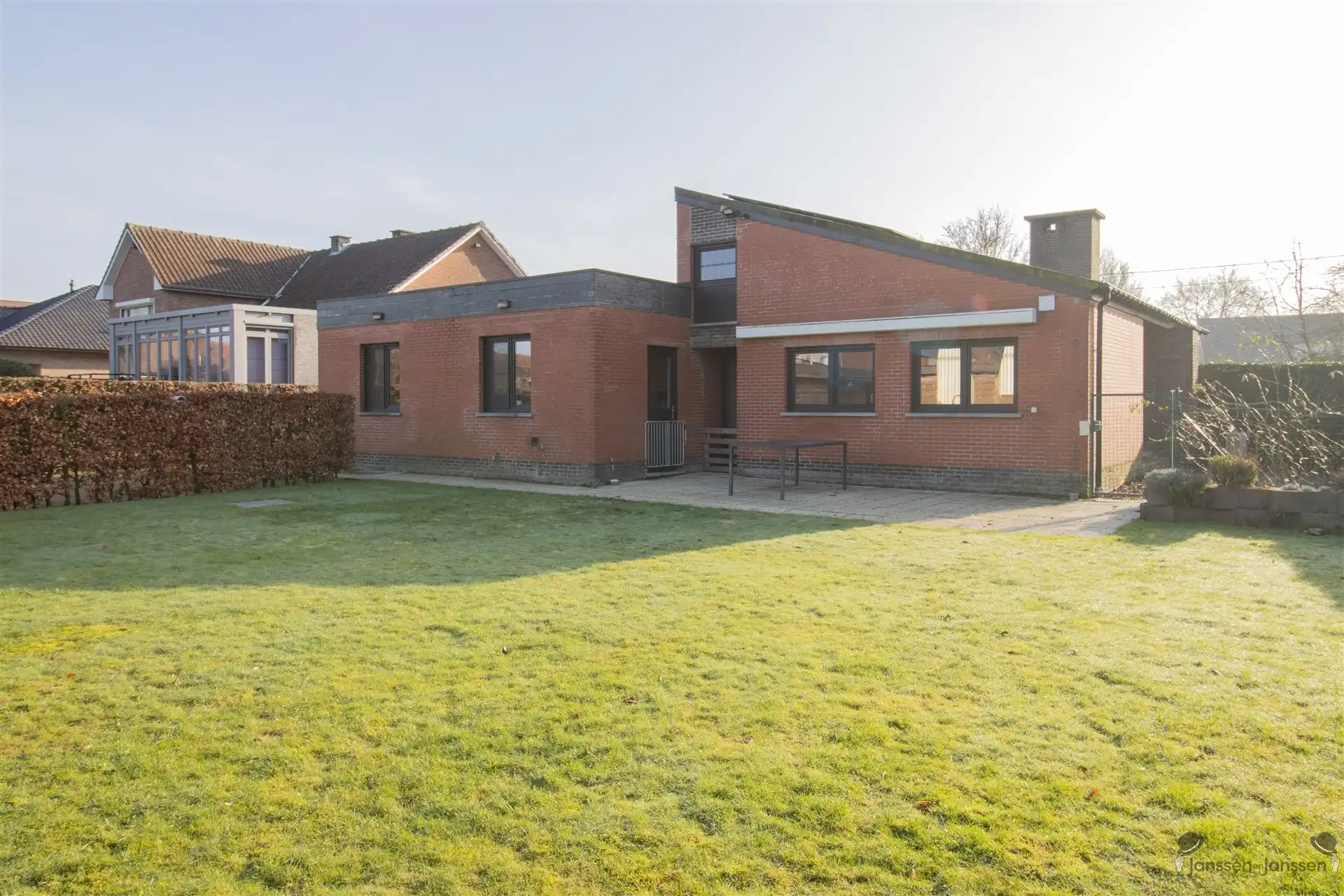 Rustig gelegen gerenoveerde (2022) gelijkvloerse woning met 4 slaapkamers op 970 m². foto {{pictureIndex}}