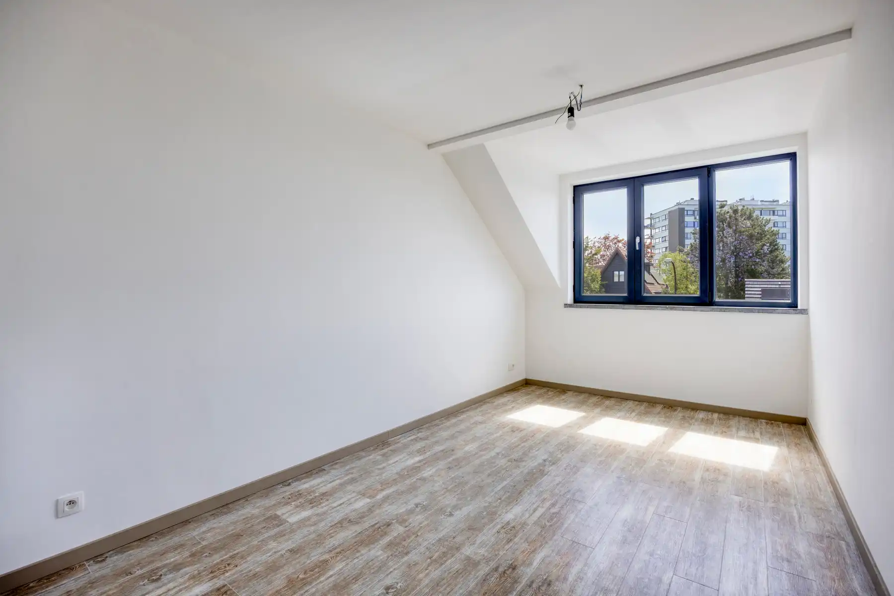 Nieuwbouw triplex met 4 slaap- en badkamers, tuin en parking foto 15
