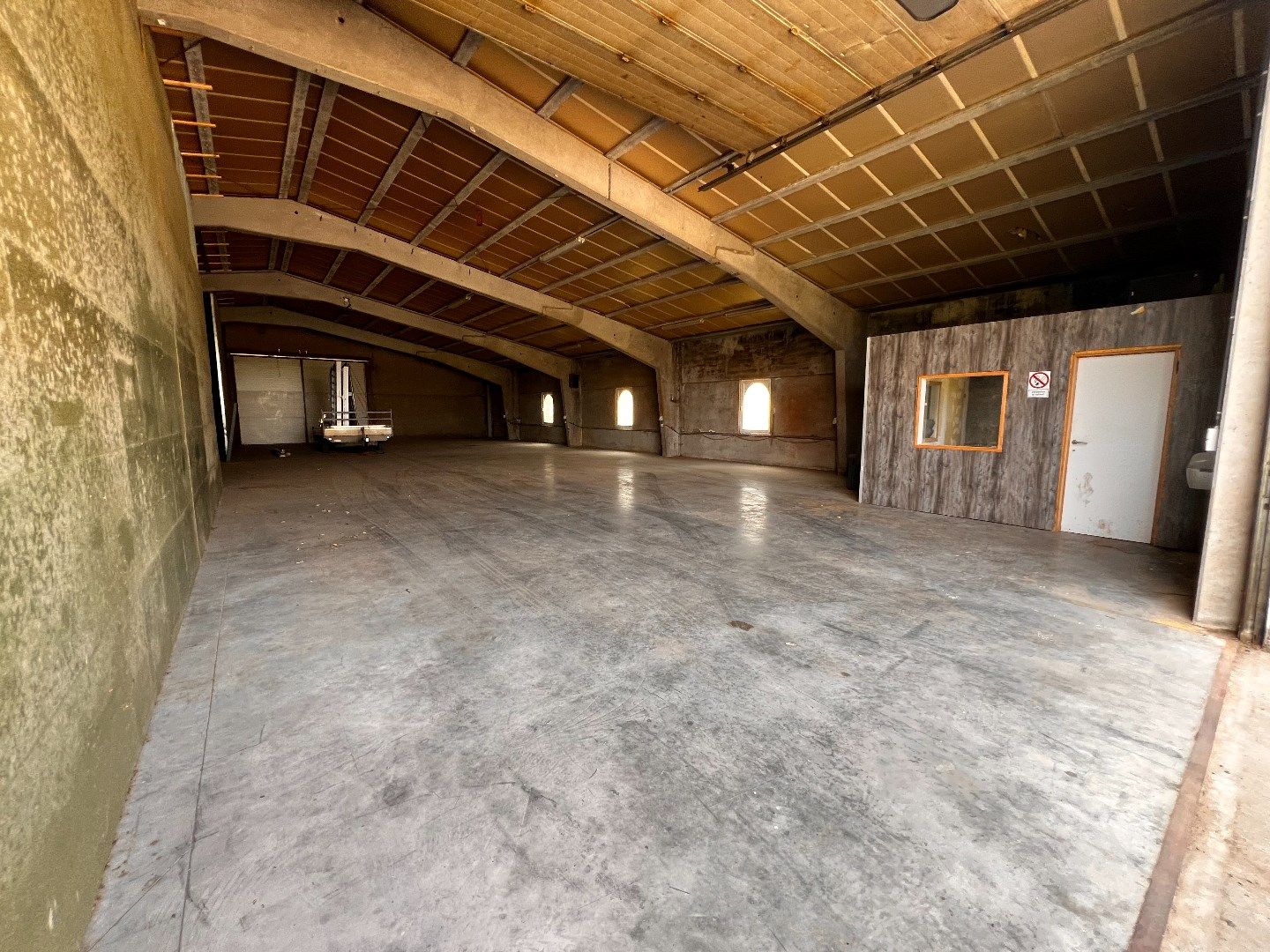 RUIME OPSLAGRUIMTE VAN 310 M² MET BUREAURUIMTE EN APART TOILET IN IEPER foto {{pictureIndex}}
