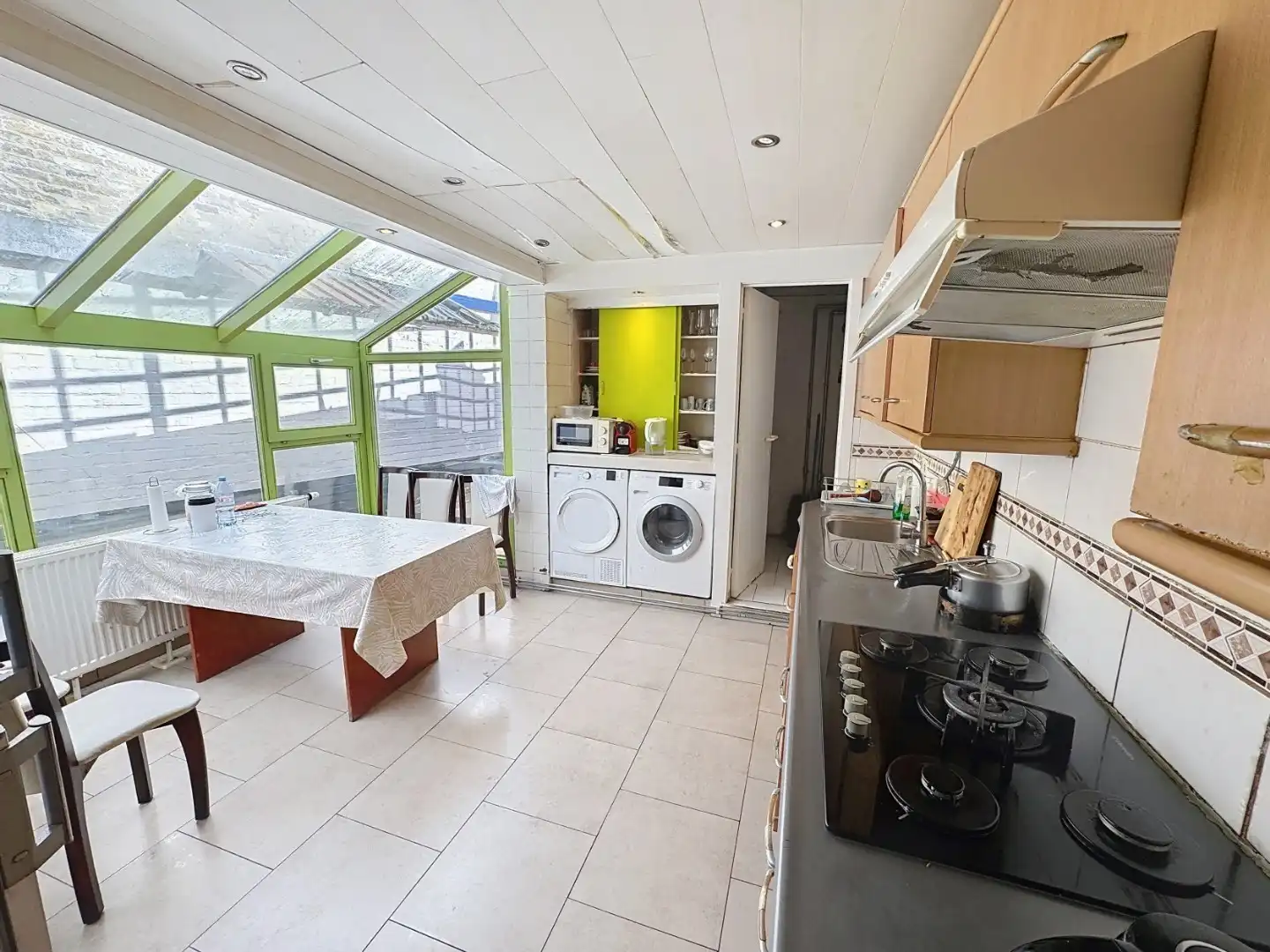 Ruime rijwoning met 4 slaapkamers in het historische Brugge foto 6