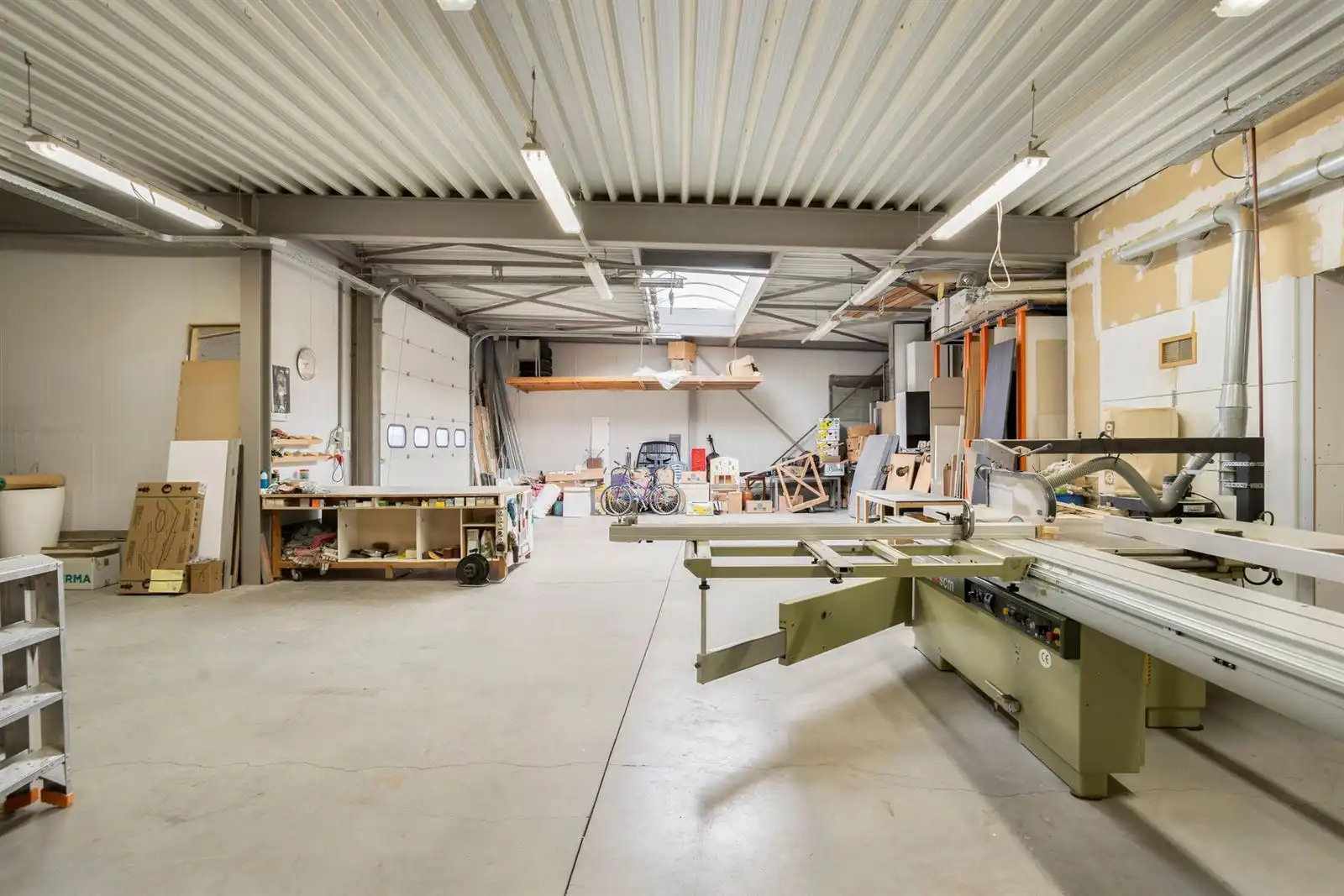 Veelzijdig handelspand met toonzaal, werkplaatsen en ruime woonst in Halle foto 9
