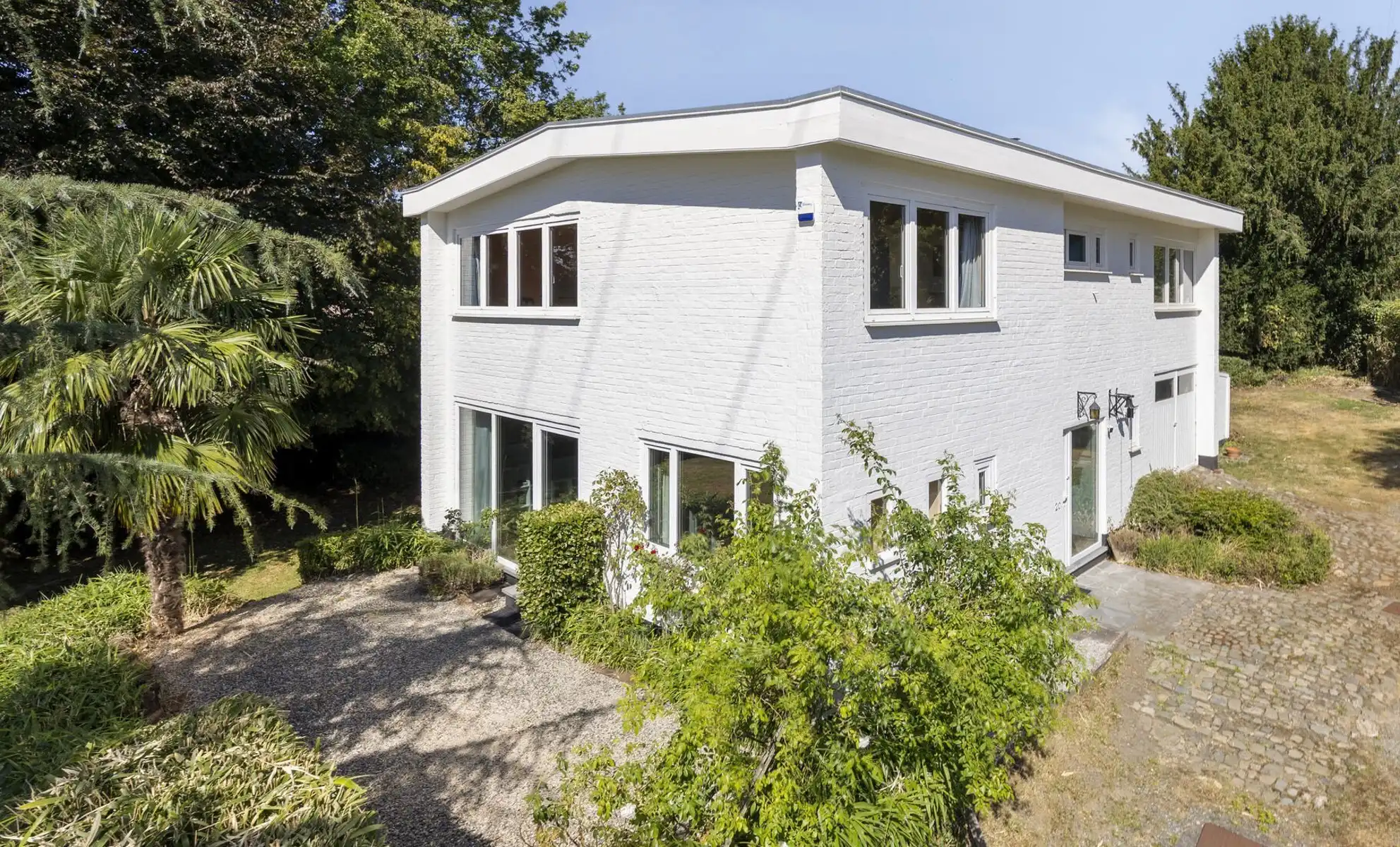 Hoofdfoto van de publicatie: Rustig gelegen modernistische karaktervolle villa