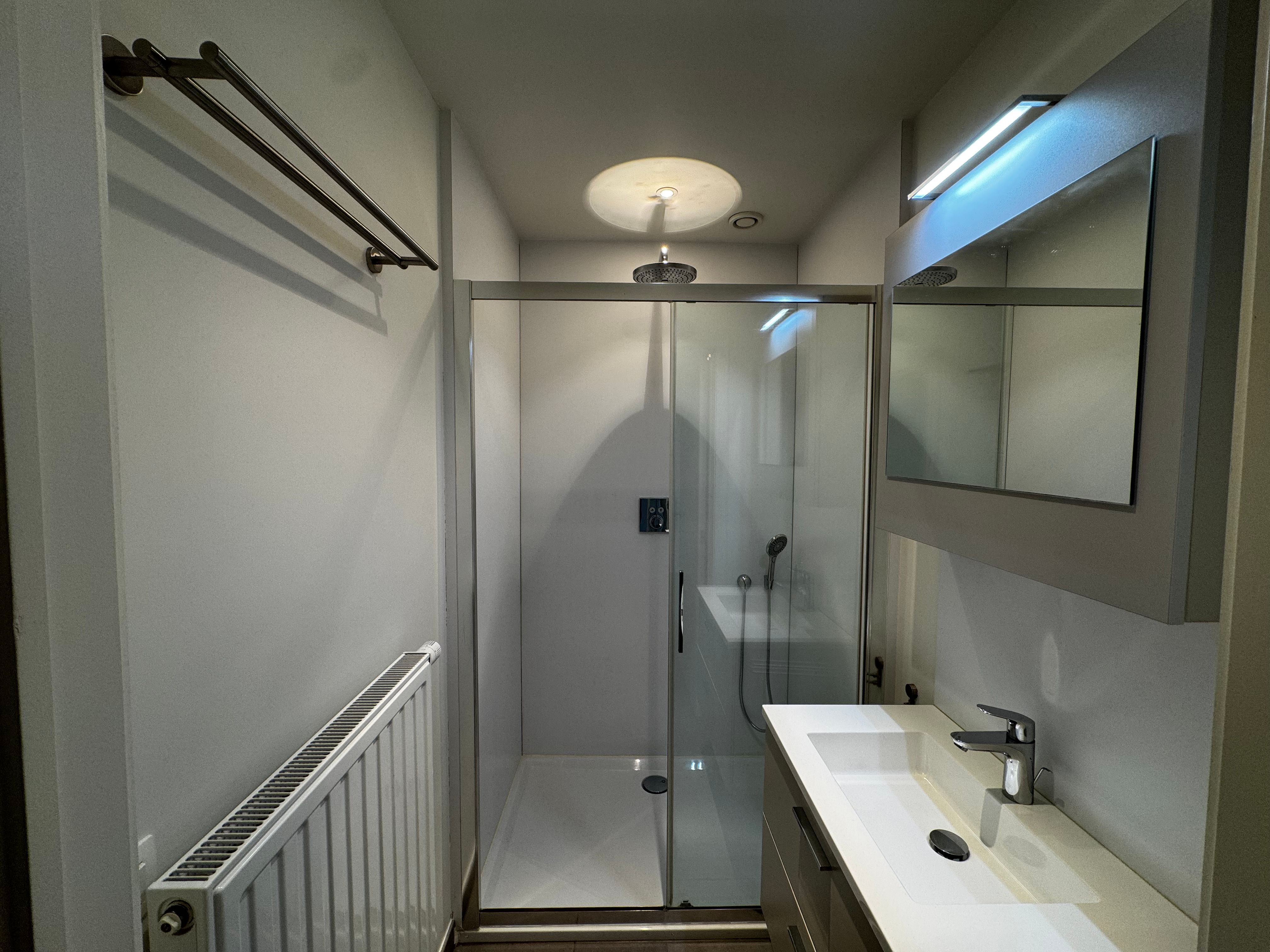 Gerenoveerde woning met 3 slaapkamers en tuin foto 14