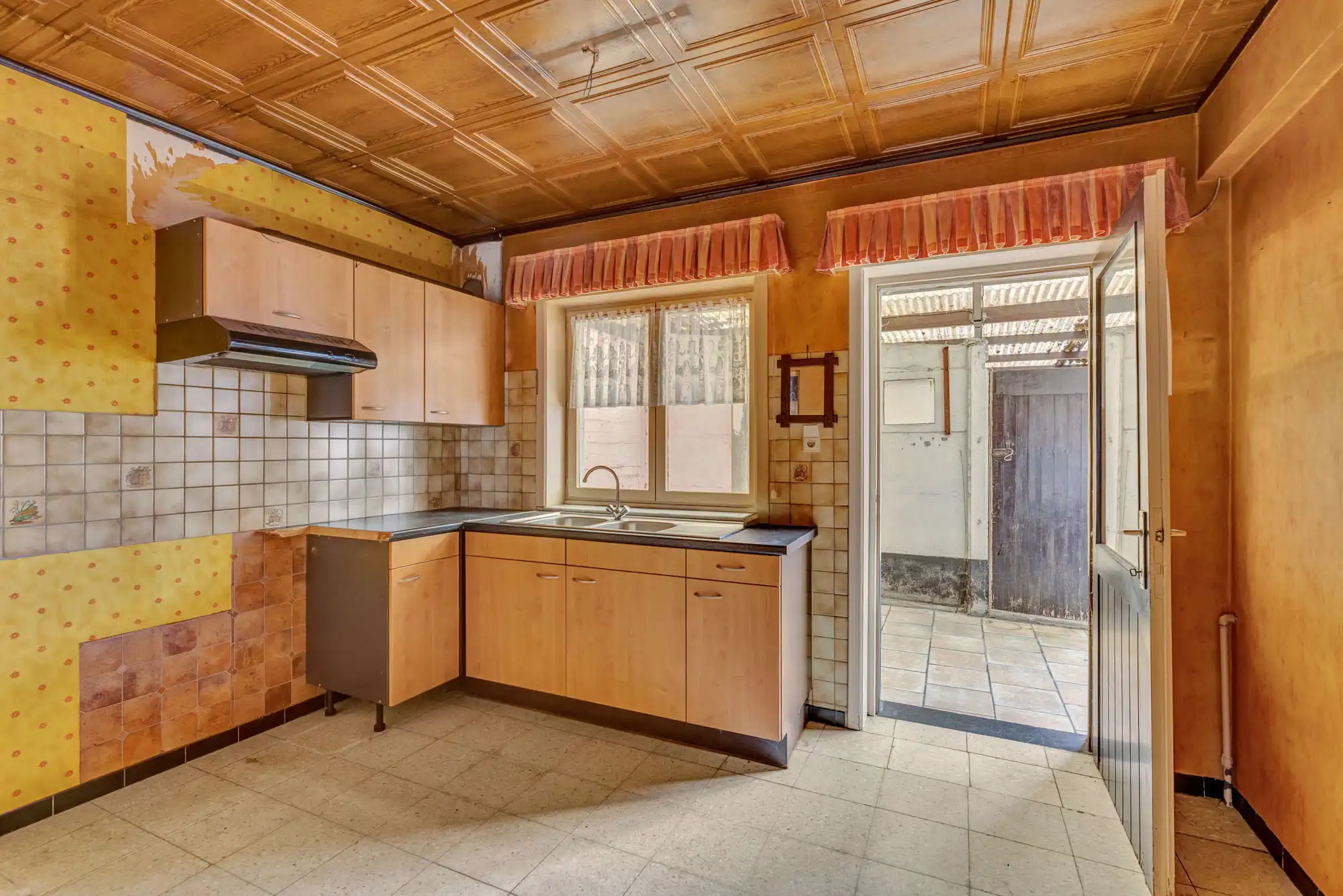 Ruime woning met veel potentieel en grote garage (80m²) foto 12