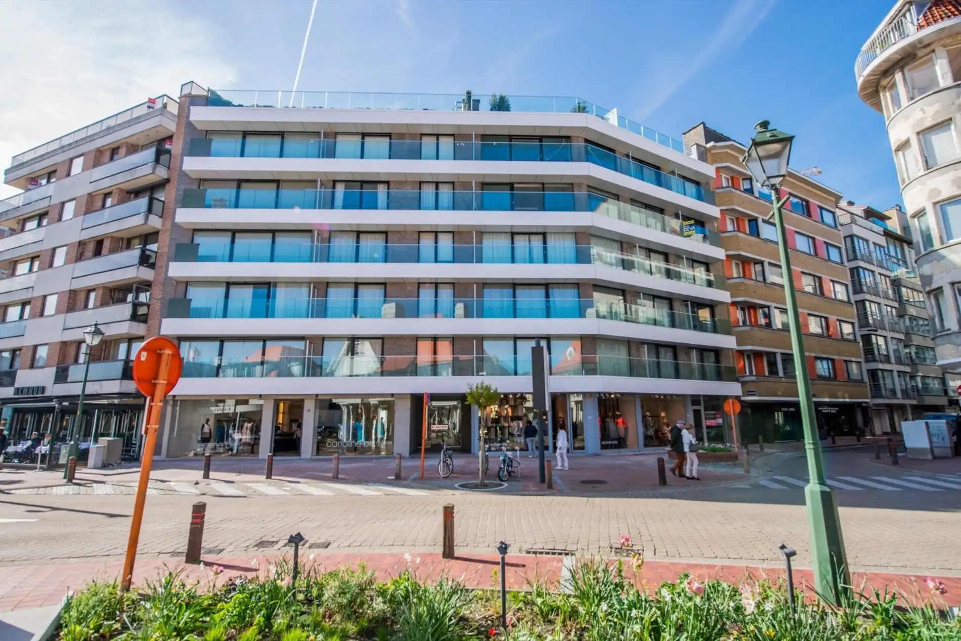 Mooi afgewerkt, gemeubeld zuidgericht app. met open zicht gelegen op de Kustlaan aan het Driehoeksplein incl. ruime box in het Yzerpark.  foto 7