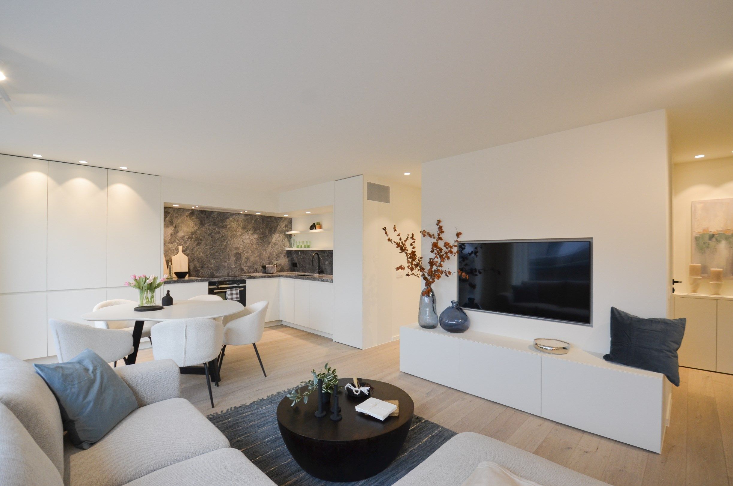 Volledig gerenoveerde penthouse met twee ruime terrassen (+/- 50 m²) gelegen op een boogscheut van de zee. foto {{pictureIndex}}