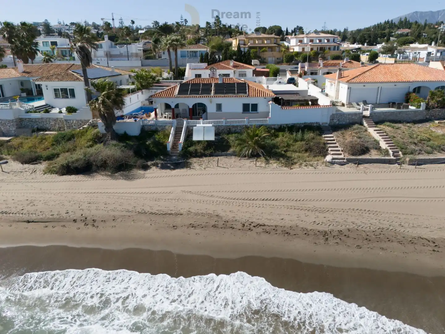 Charmante 'on the beach' villa te Mijas Costa, Chaparral. foto {{pictureIndex}}