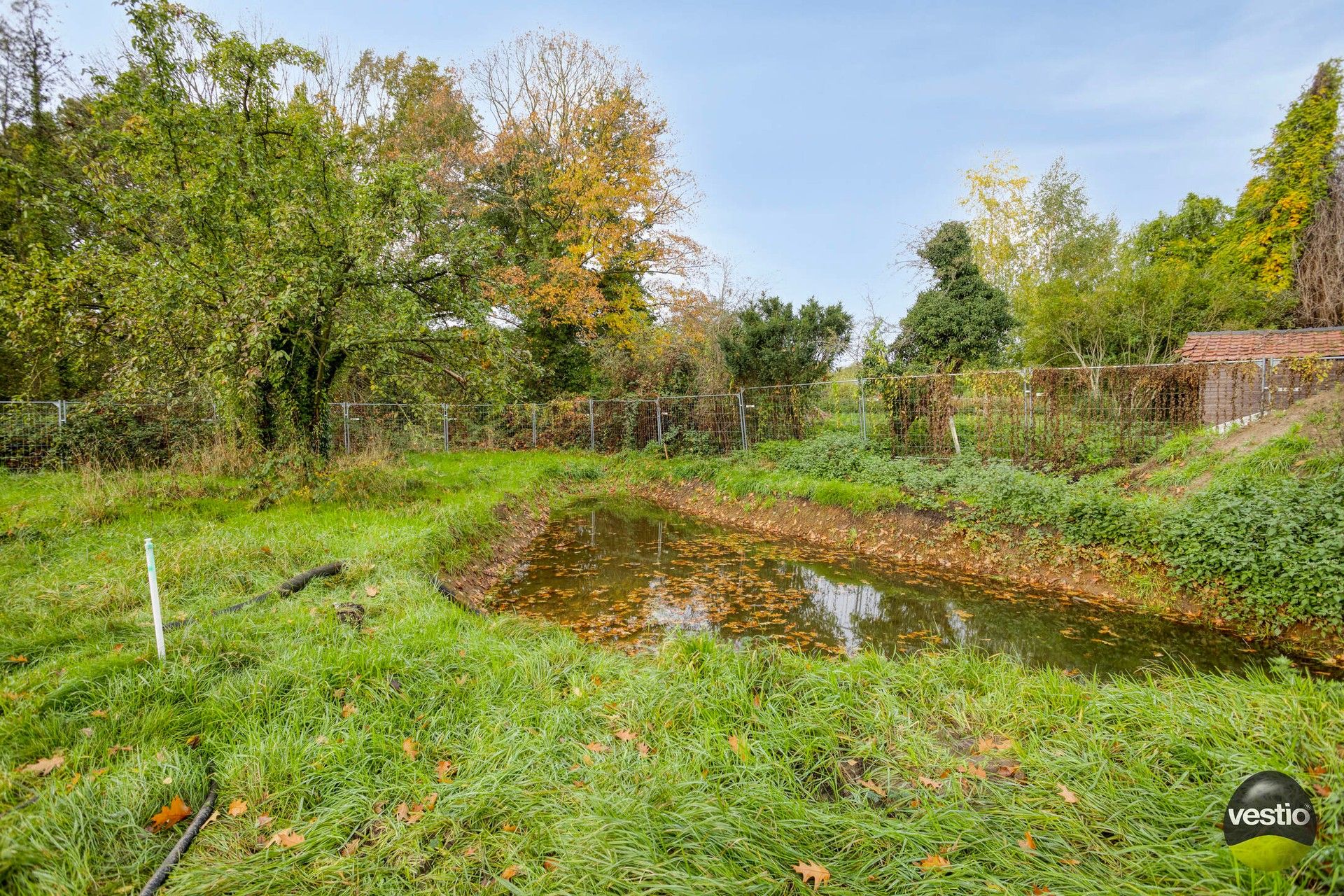 Beschermde langgestrekte vakwerkhoeve op zuid georiënteerd perceel van 15a 07ca. foto 17