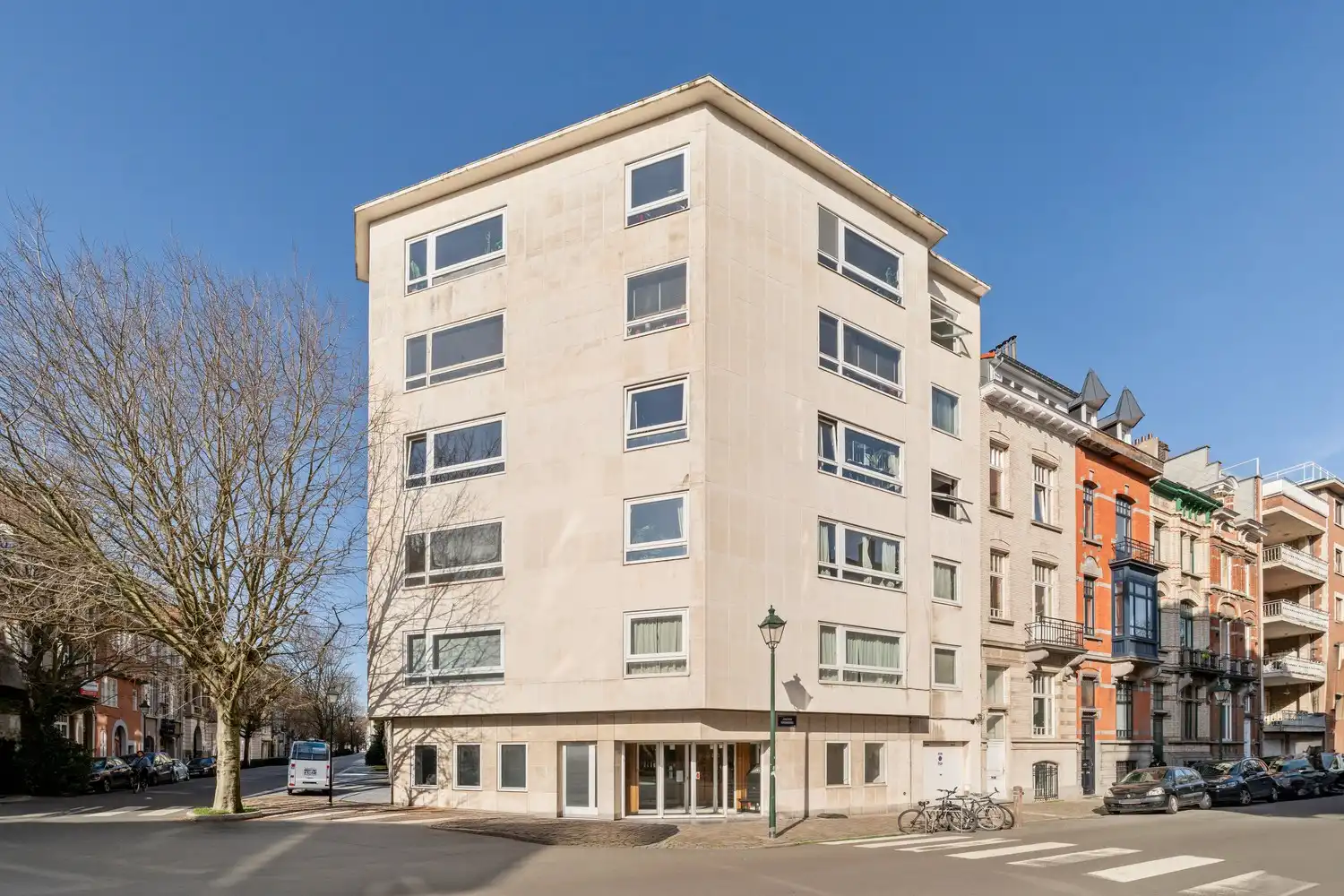 Volledig gerenoveerd gelijkvloersappartement met privatieve koer op topligging tussen het Brugmannplein en het Kasteleinsplein foto 13