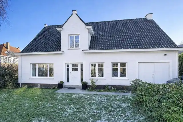 Statige villa met 4 slaapkamers en bureau foto 2