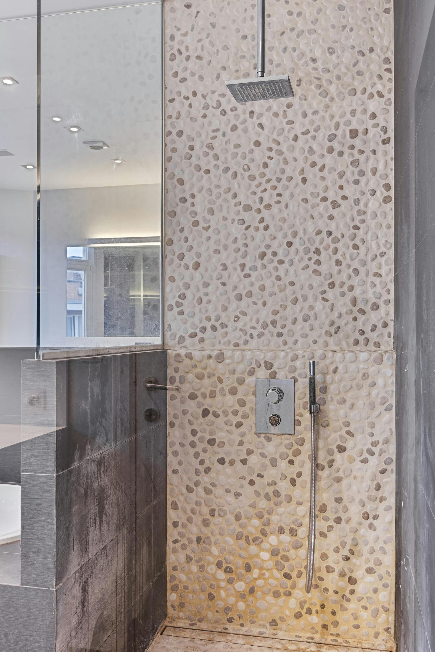 Commerciële ruimte met duplex-appartement te koop in Evere foto 20