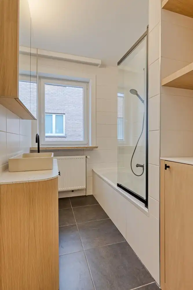 Instapklaar twee slaapkamer appartement met terras nabij het Zuidpark foto 10