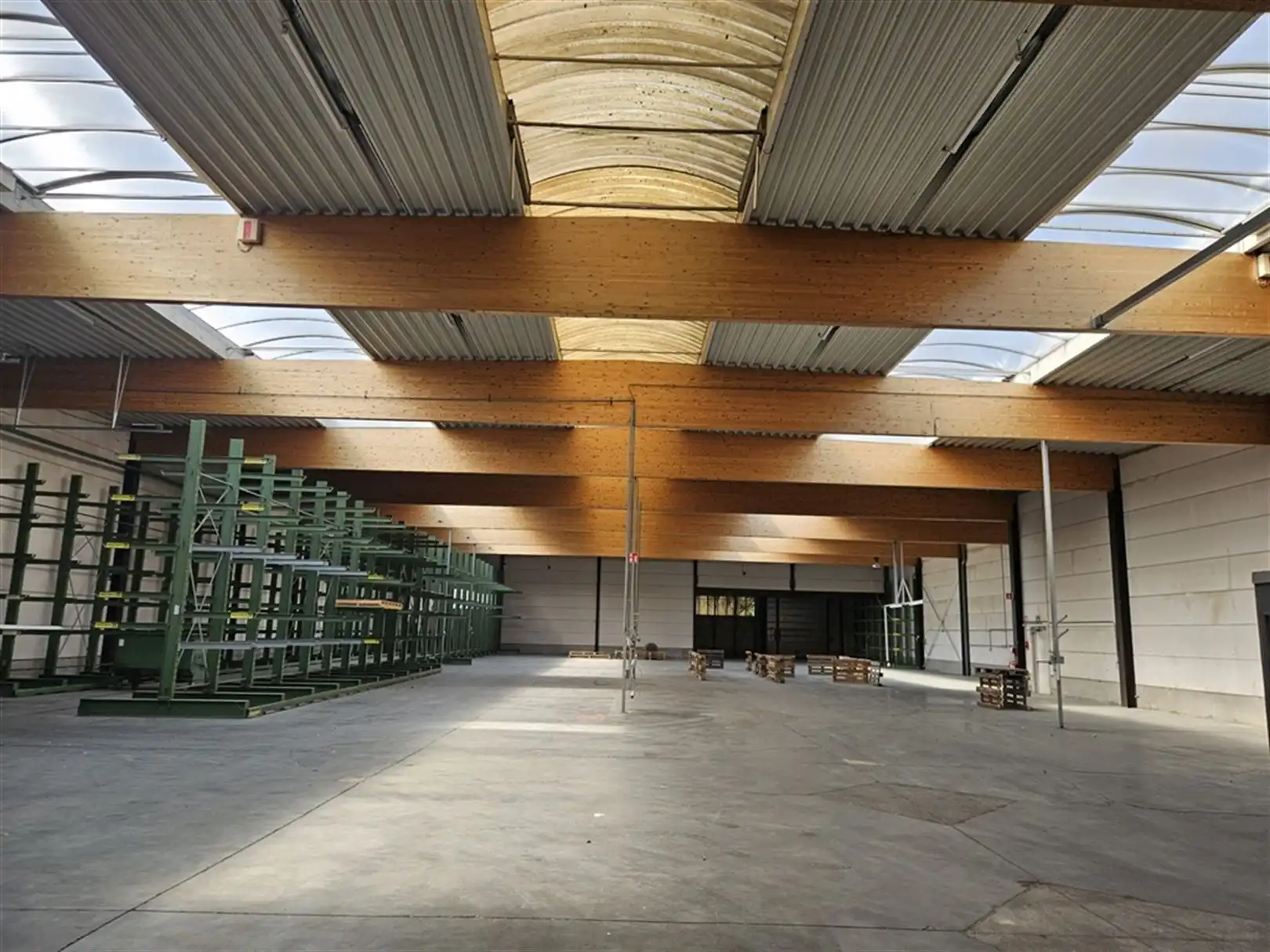 Magazijnen met verhard terrein en kantoren foto 10