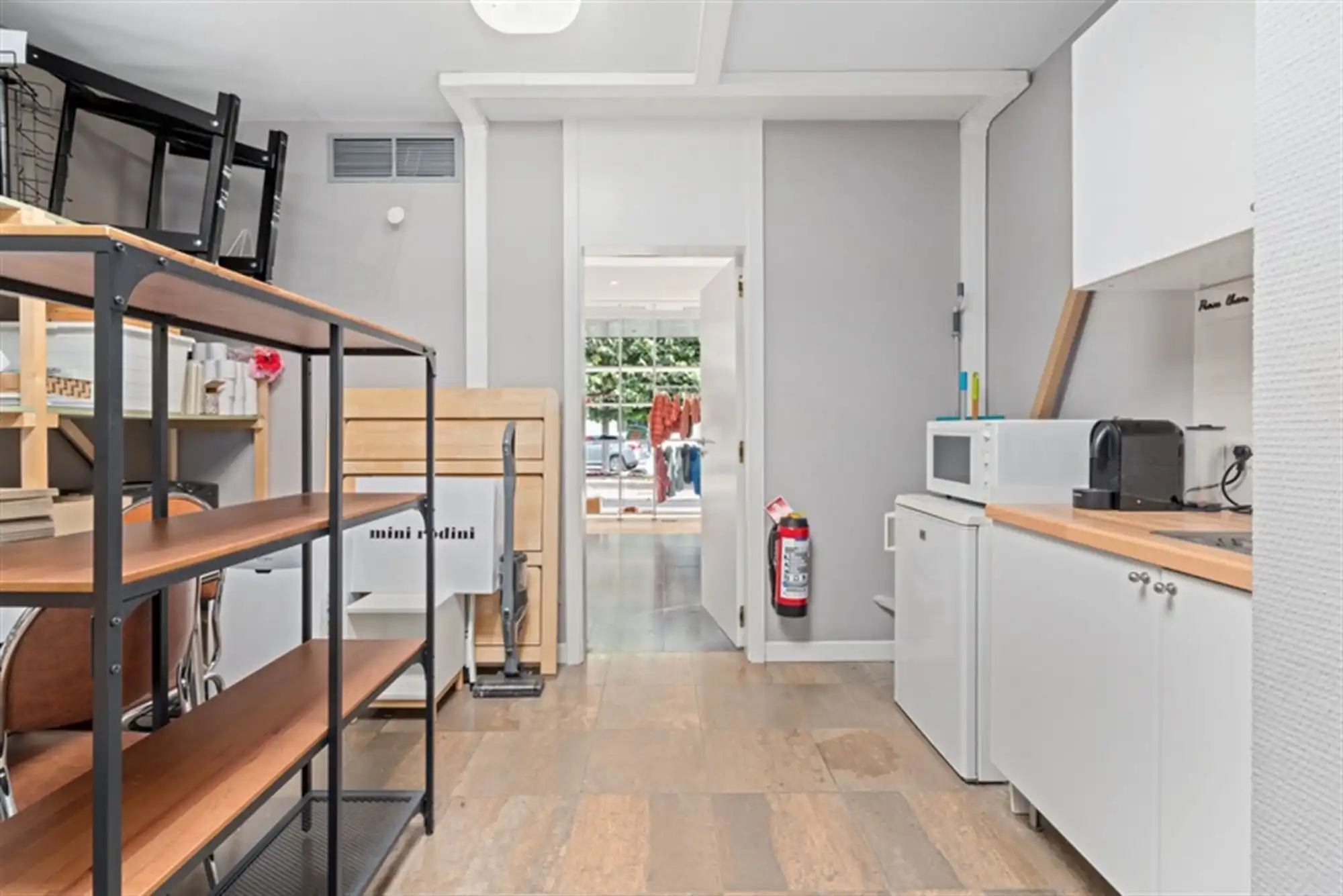 Handelspand met ruime privé parking in centrum Evergem foto 12