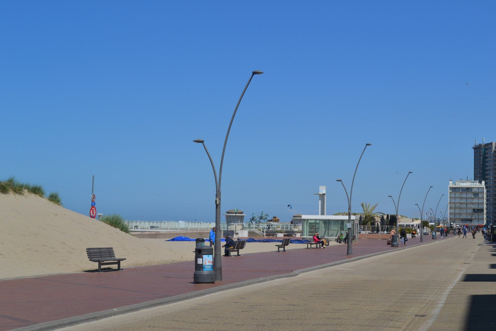 Zonnig 2 slaapkamer appartement op de zeedijk van Oostduinkerke ! foto 16