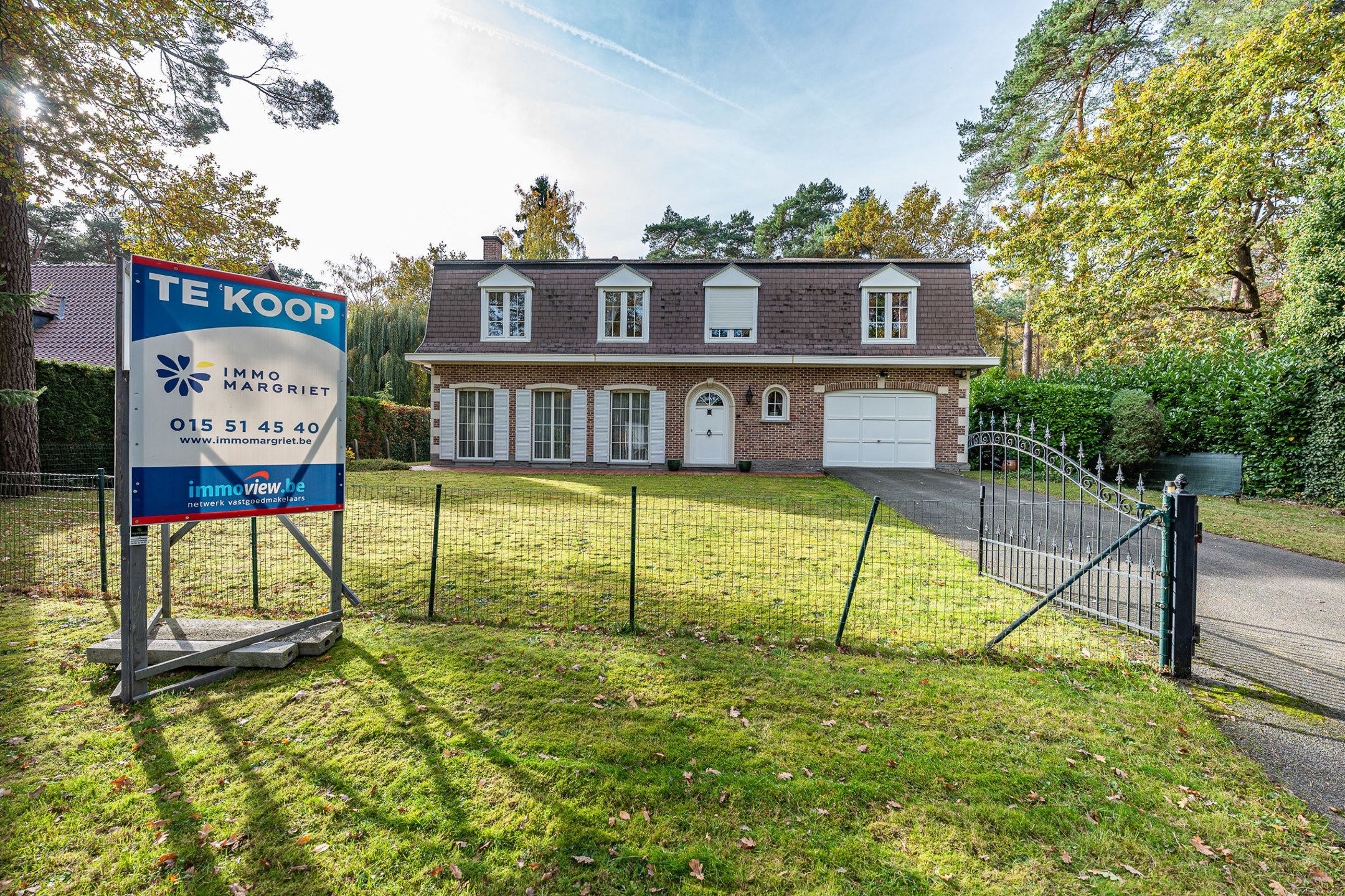 Ruime gezinswoning  in residentiële, groene omgeving foto 2