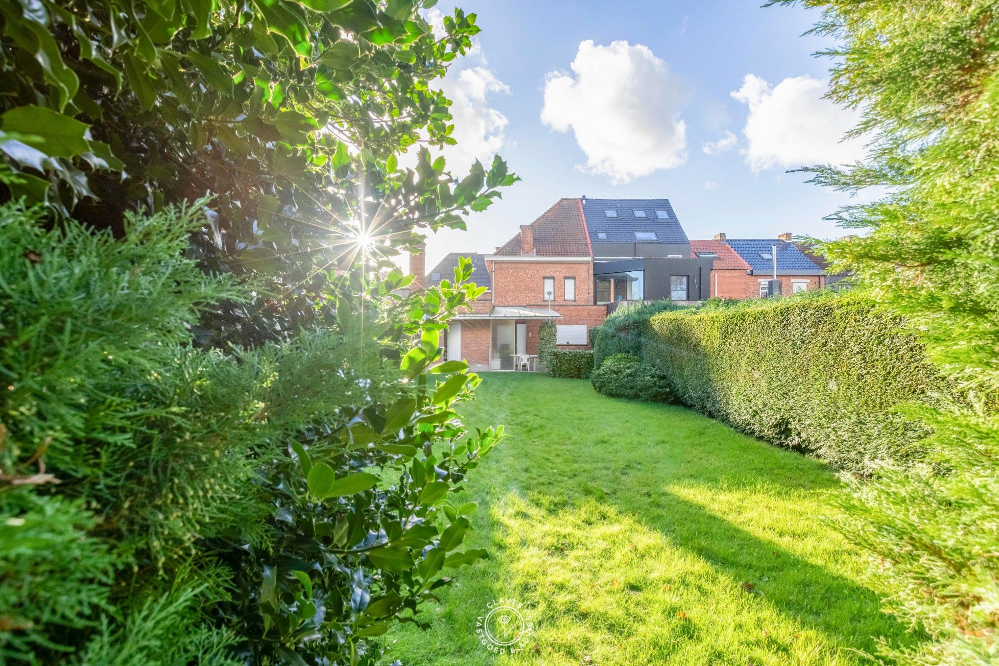 Hoofdfoto van de publicatie: Welgelegen halfopen bebouwing met garage en tuin