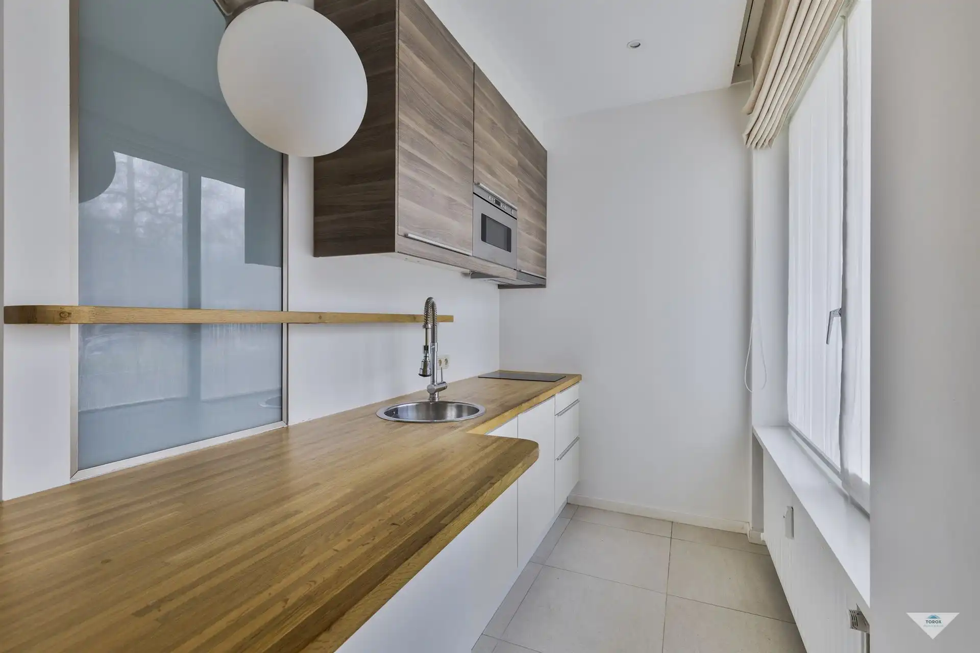 Lichtrijke studio met hoogwaardige afwerking foto {{pictureIndex}}