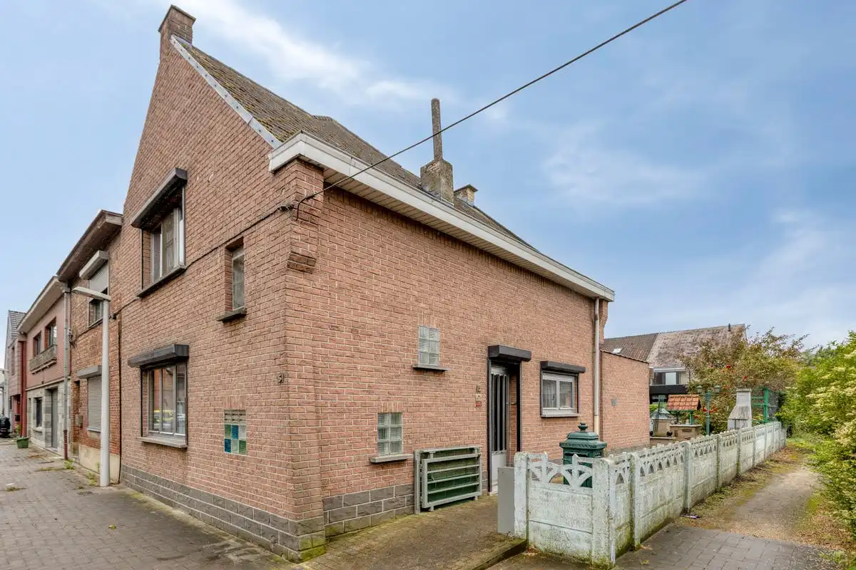 Hoofdfoto van de publicatie: Solide driegevelwoning aan rustig pleintje in Vilvoorde.