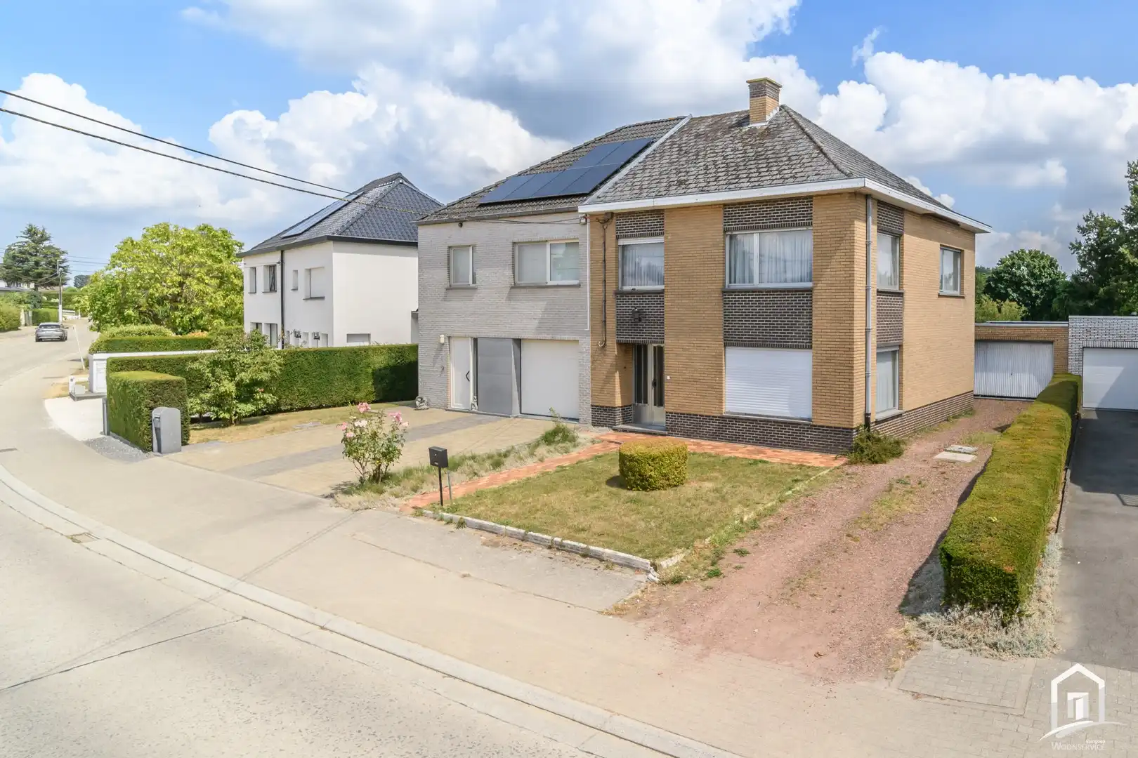 Zeer degelijke, ruime op te frissen gezinswoning te Okegem foto 2