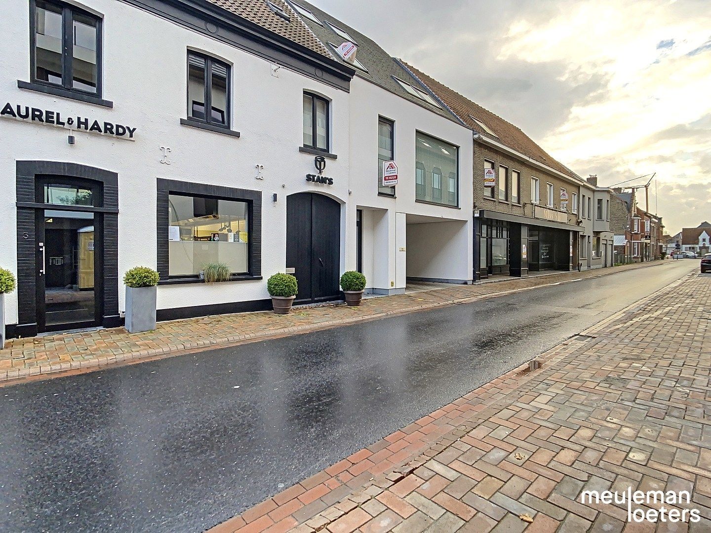 Centraal gelegen bovengrondse autostaanplaats  foto {{pictureIndex}}