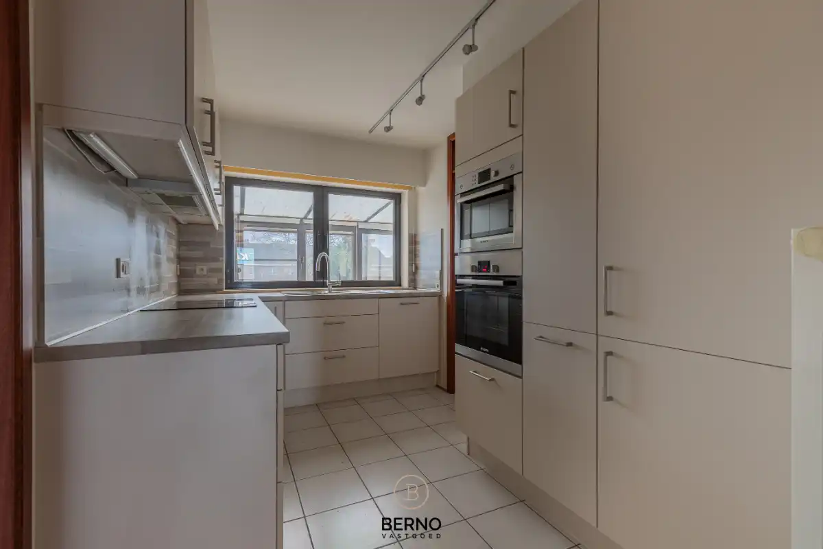 Building met praktijkruimte en 2 appartementen op commerciële locatie foto 8