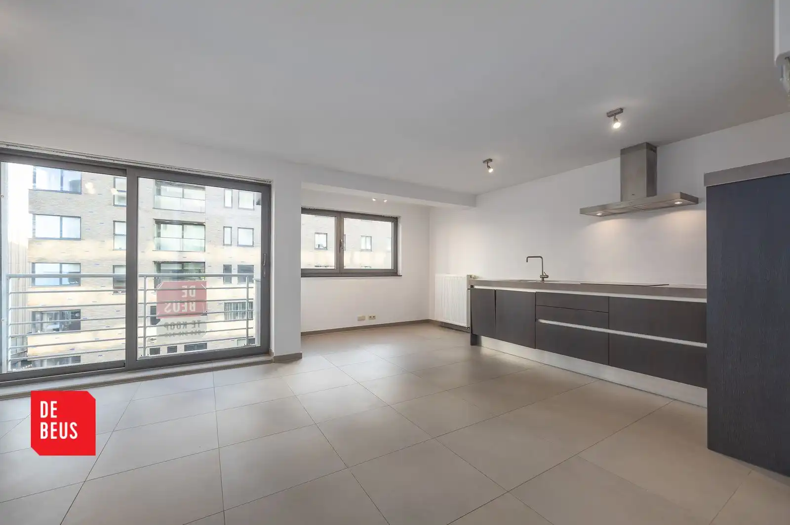 Zongericht appartement met 1 slpk, pal aan het strand! foto {{pictureIndex}}