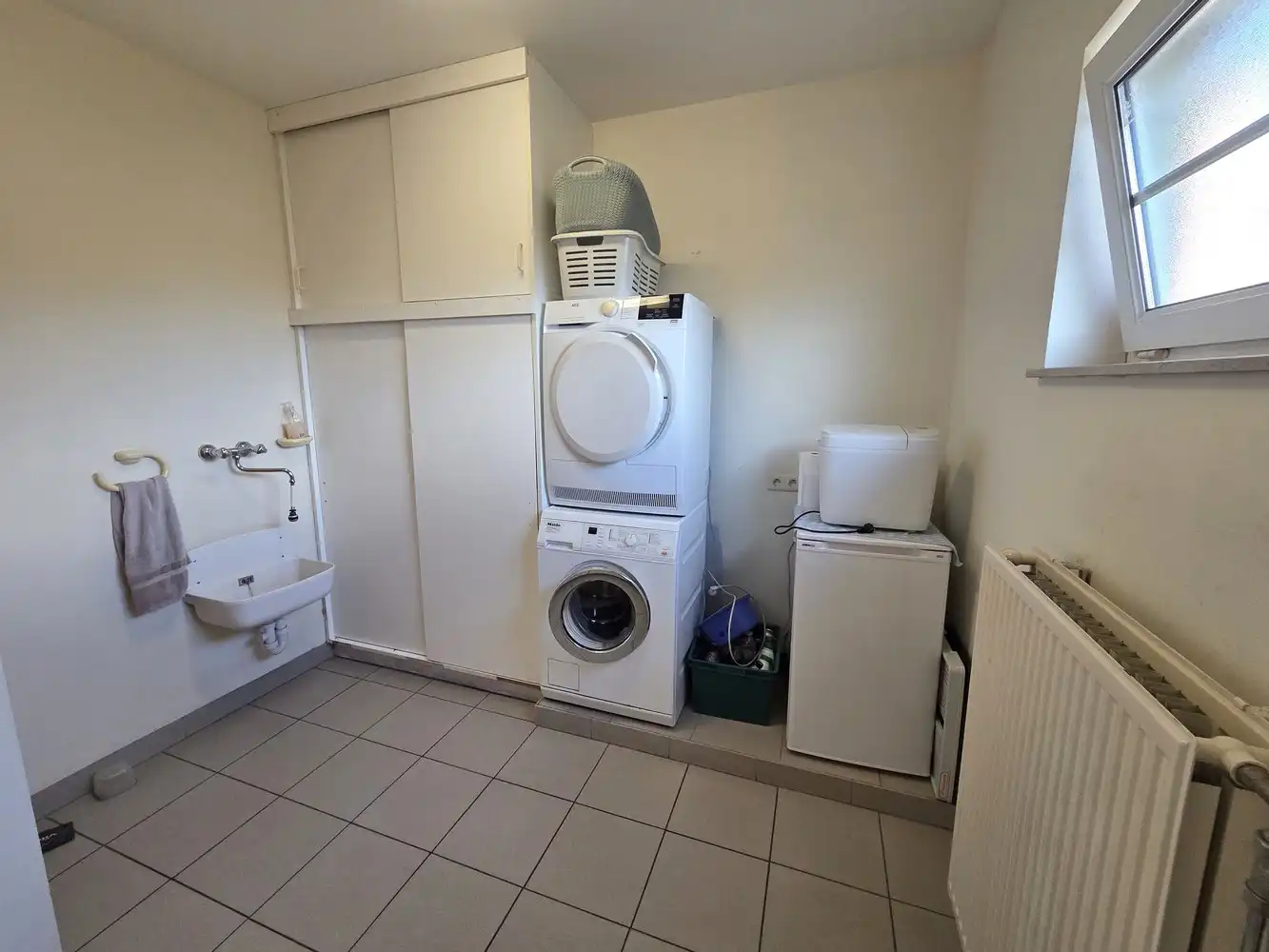 Zeer ruime gezinswoning, 4 slaapkamers, volledig onderkelderd met dubbele garage als bijgebouw foto 18