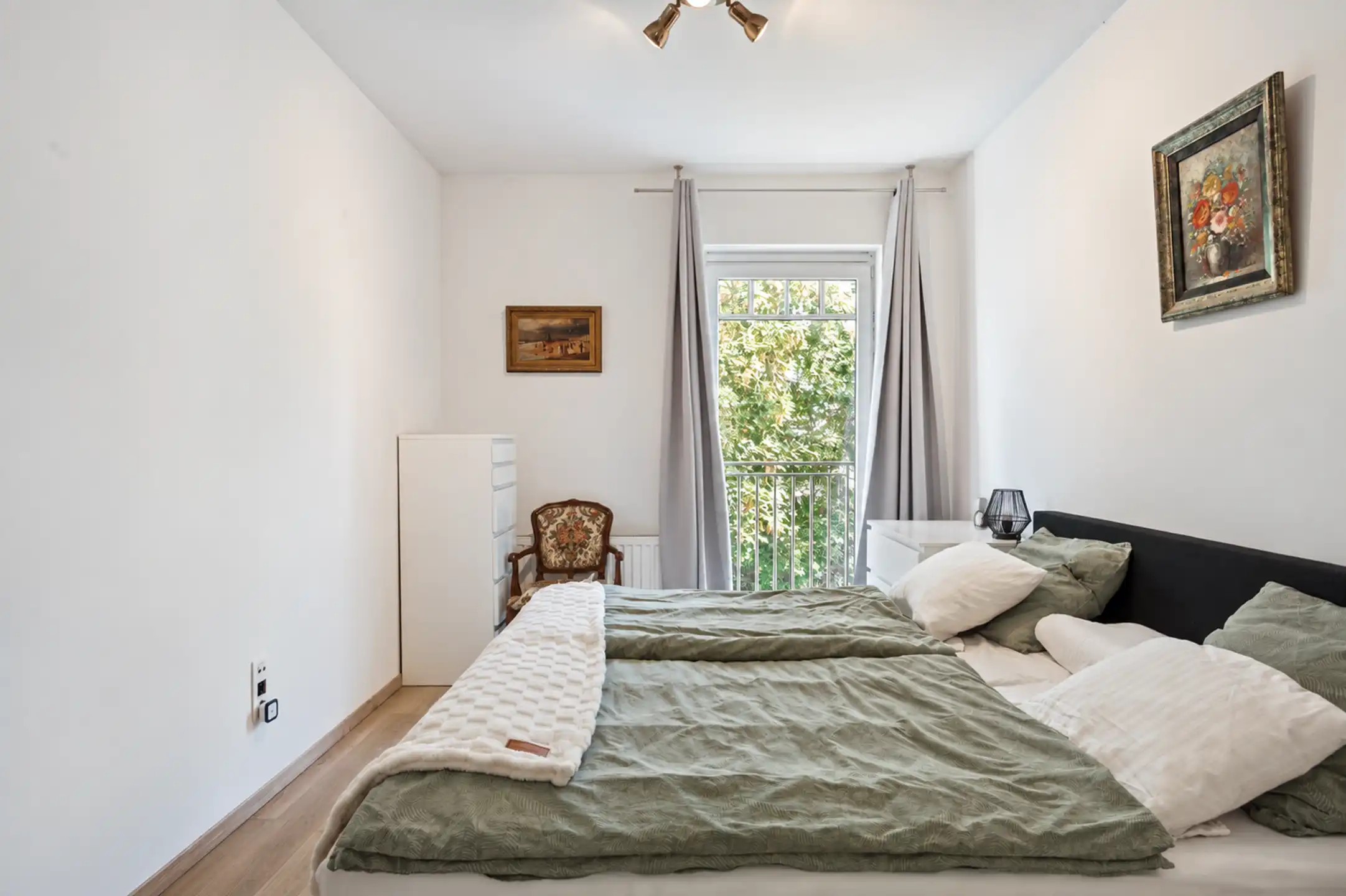 Recent twee-slaapkamer appartement met terras en garage foto 13