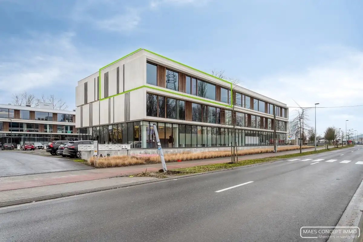 Kantoorruimte 195 m² te huur vlakbij E17 te Zwevegem foto {{pictureIndex}}