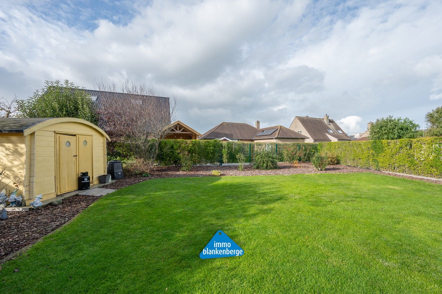 Ruime villa met zonnige tuin en moderne veranda op wandelafstand van de zee foto 3
