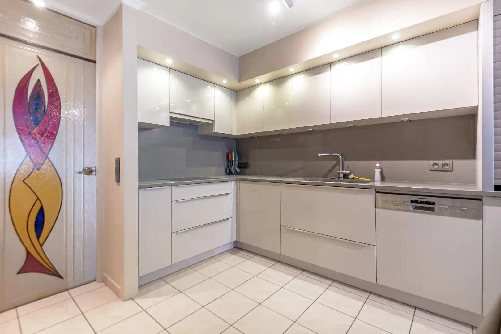 Aangenaam appartement met twee slpks gelegen op de Parmentierlaan vlakbij de Bayauxlaan. Parking mogelijk! foto 7