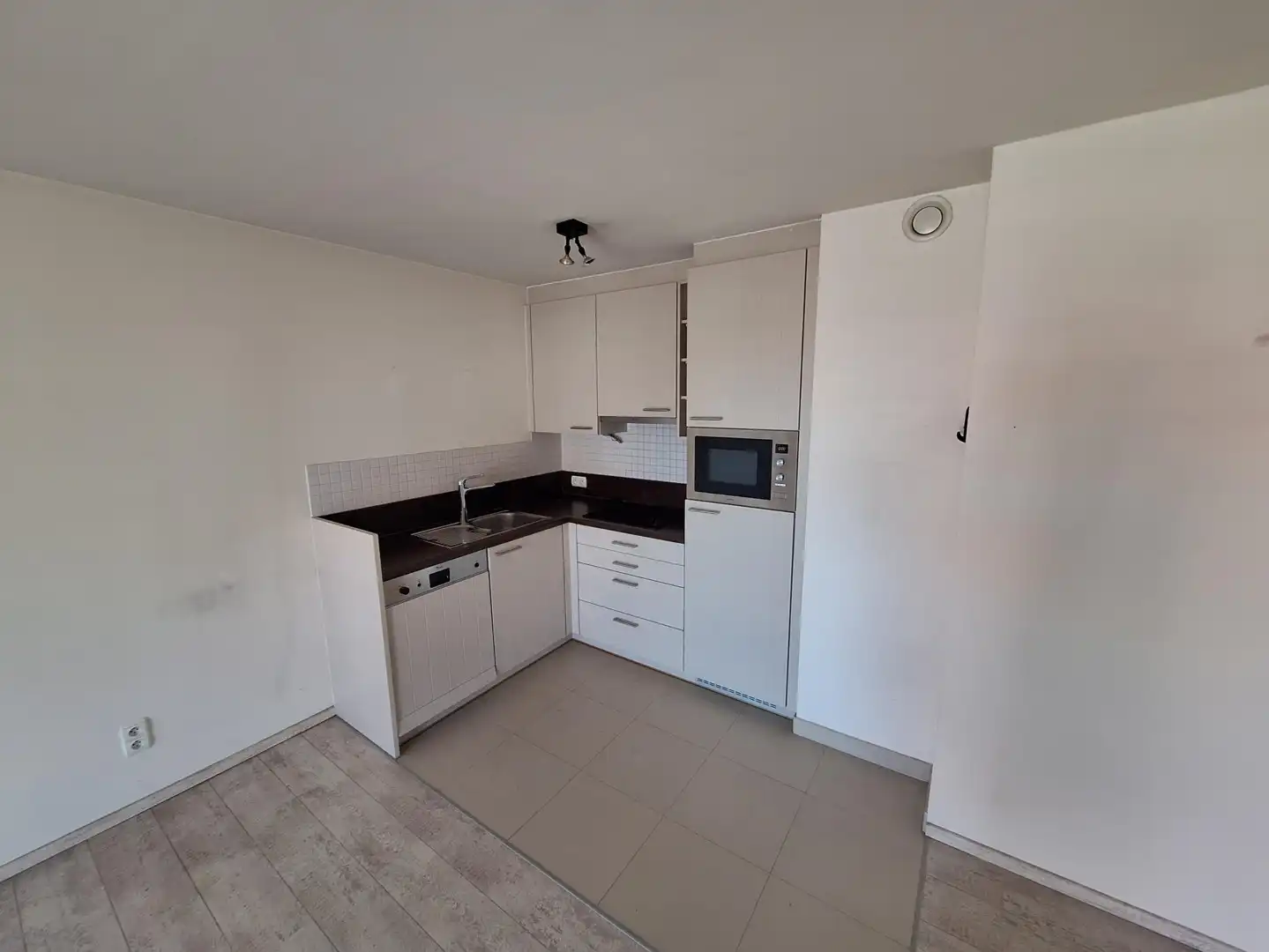 Ongemeubeld woonappartement met 2 slaapkamers in Residentie Neoportus. foto 6