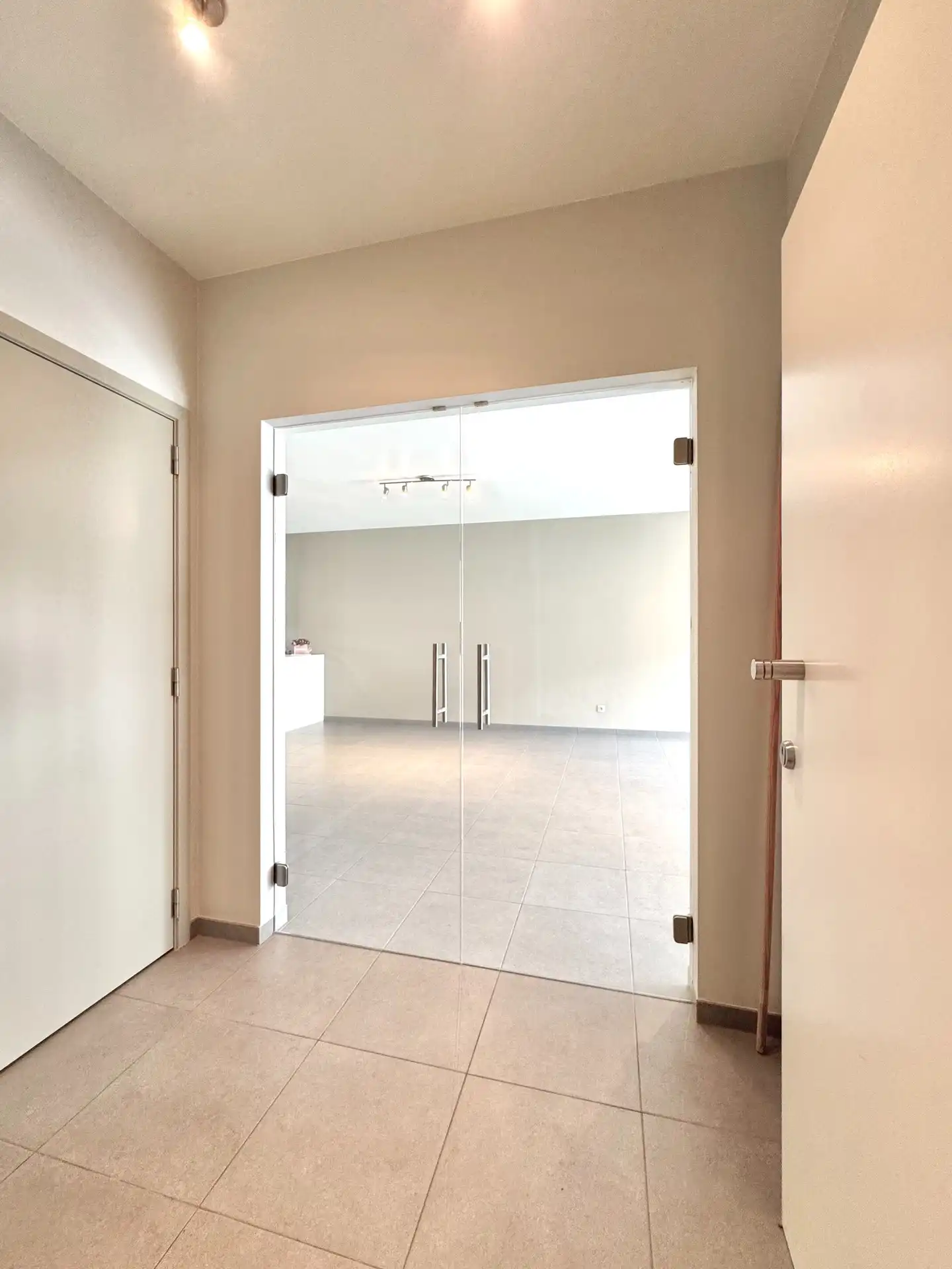 GELIJKVLOERS APPARTEMENT | VOOR- EN ACHTERTUIN | 2 KAMERS | GARAGE | 140 M² foto 10