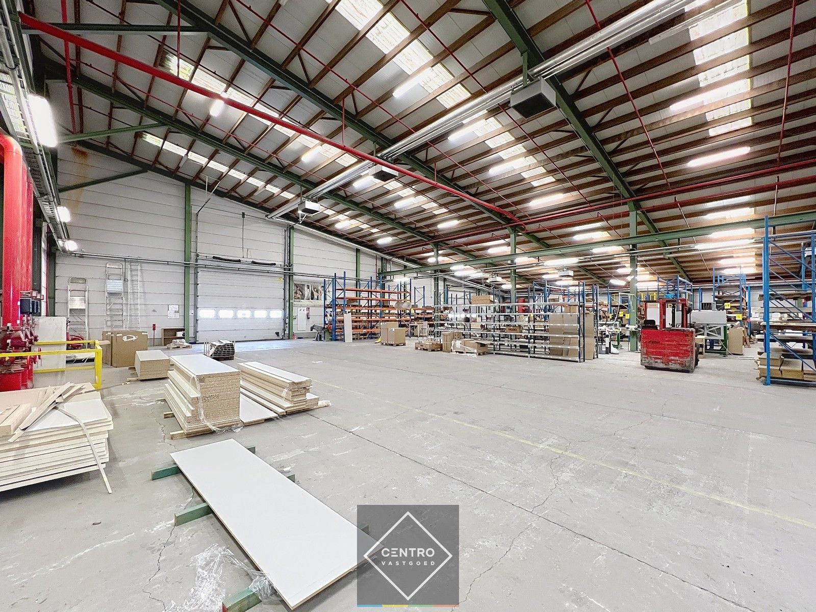 Instapklaar BEDRIJFSGEBOUW bestaande uit een geïsoleerd MAGAZIJN (± 2.935m²) met KANTOORGEBOUW (± 305m²). Ruim verhard buitenterrein én 2 rolbruggen. Op industriezone te Houthulst. foto 9