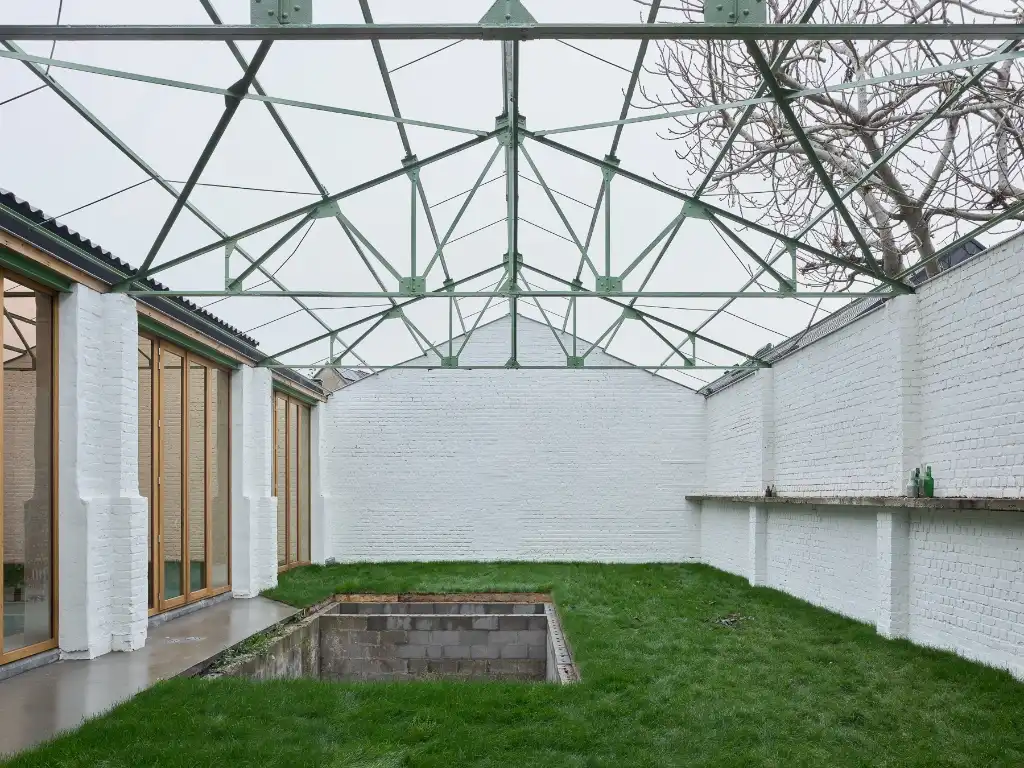 Architecturale woning ontworpen door&nbsp;GAFPA&nbsp;architecten met tuin, garage en atelierruimte op een boogscheut van het stadscentrum. foto {{pictureIndex}}