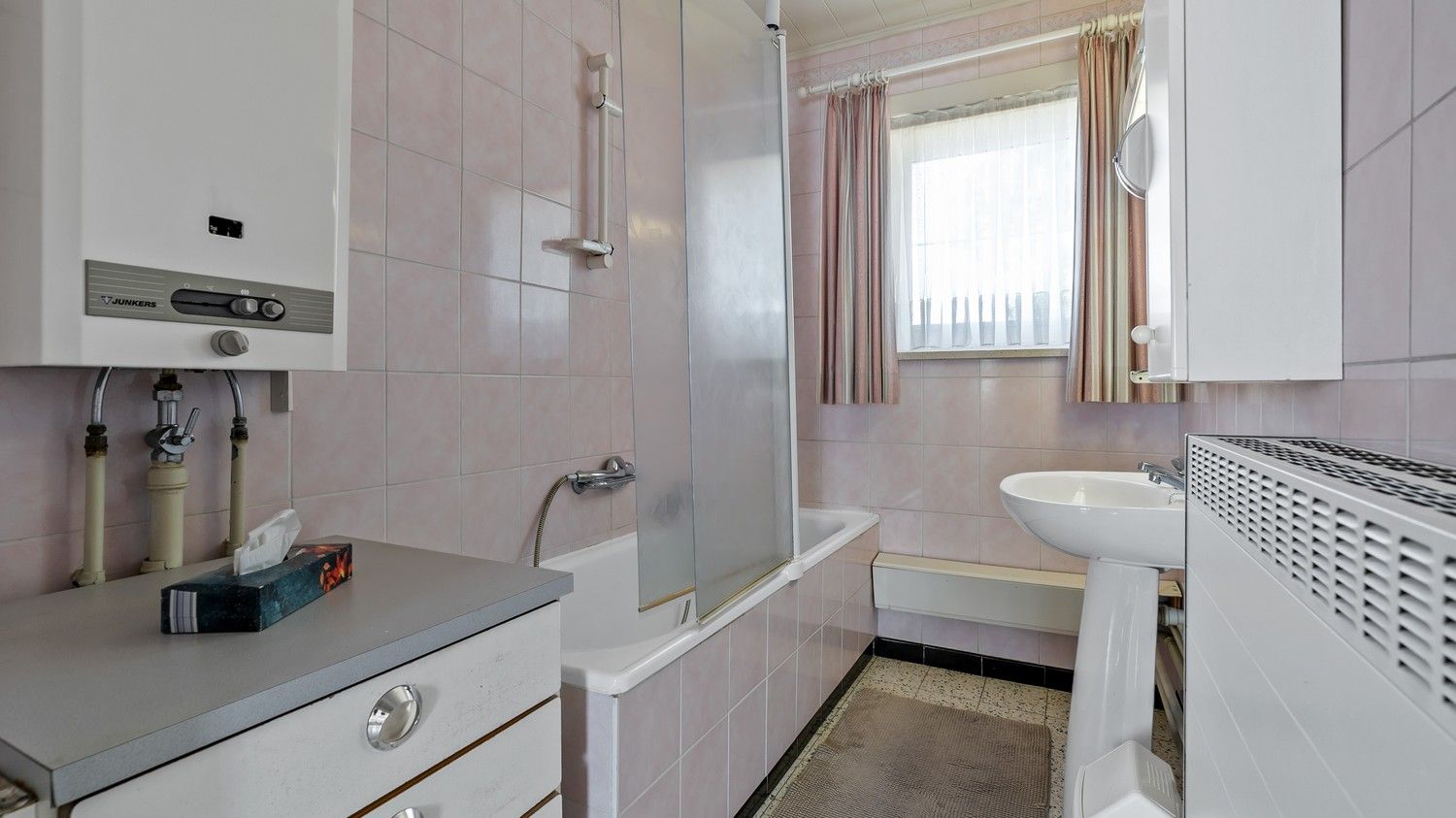 Ruime woning met 3 slaapkamers, tuin en garage foto 16