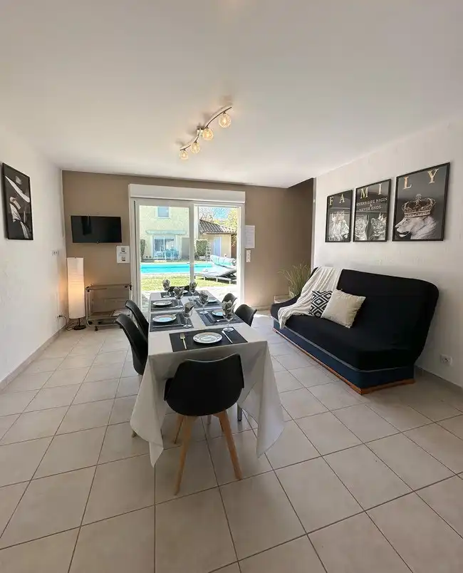 Gezellig Vakantiehuis met Uitzicht op Zwembad foto 11