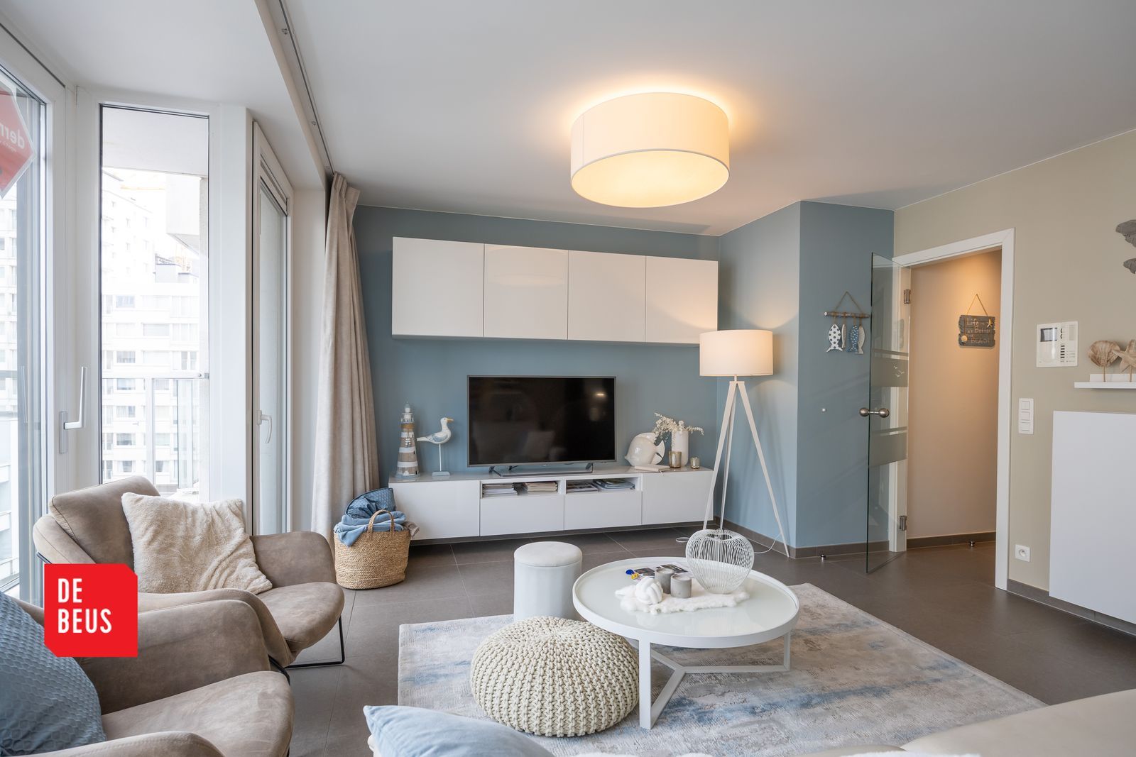 Modern en lichtrijk appartement met 2 slpk pal aan zee in jonge residentie foto {{pictureIndex}}