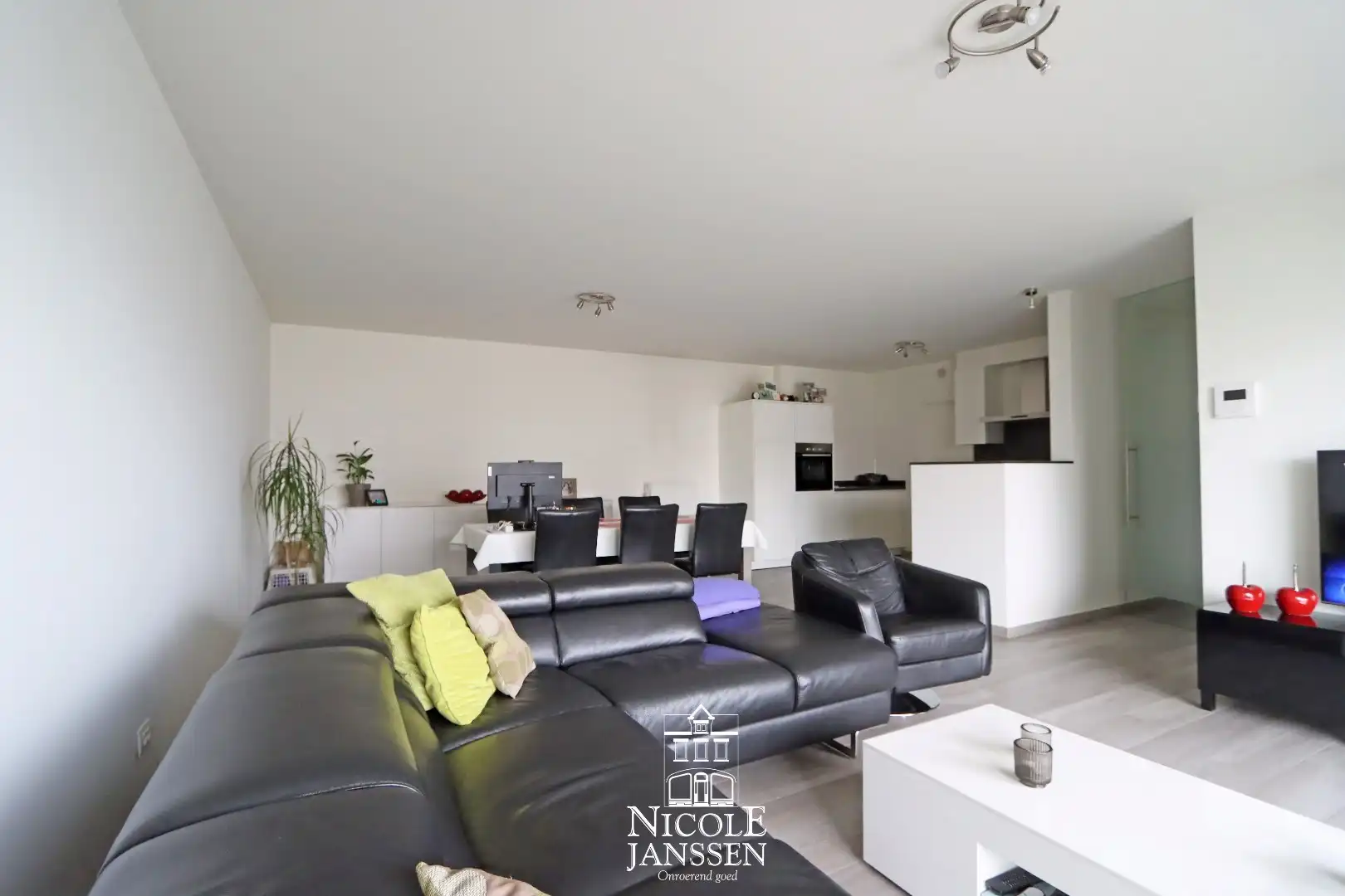 Schitterend appartement met drie slaapkamers, terras en autostandplaats foto 2