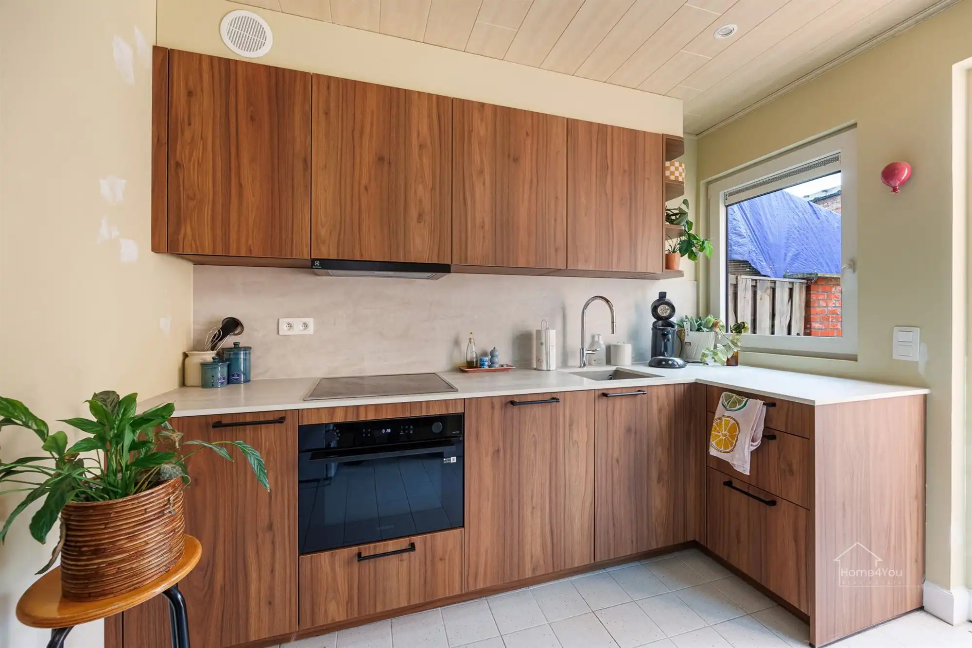 Instapklaar rijhuis met 2 slpk, vernieuwde keuken & badkamer foto 7