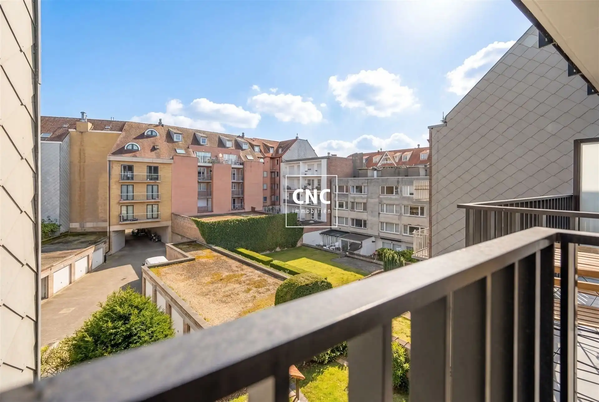 Stijlvol gerenoveerd appartement - open zicht op de villa’s foto 9