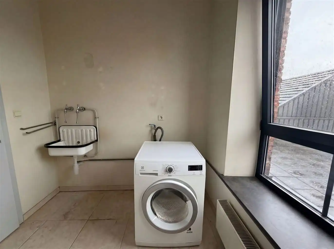 Zeer ruim 2-slaapkamer appartement met groot terras in het centrum van Bree.  foto 11