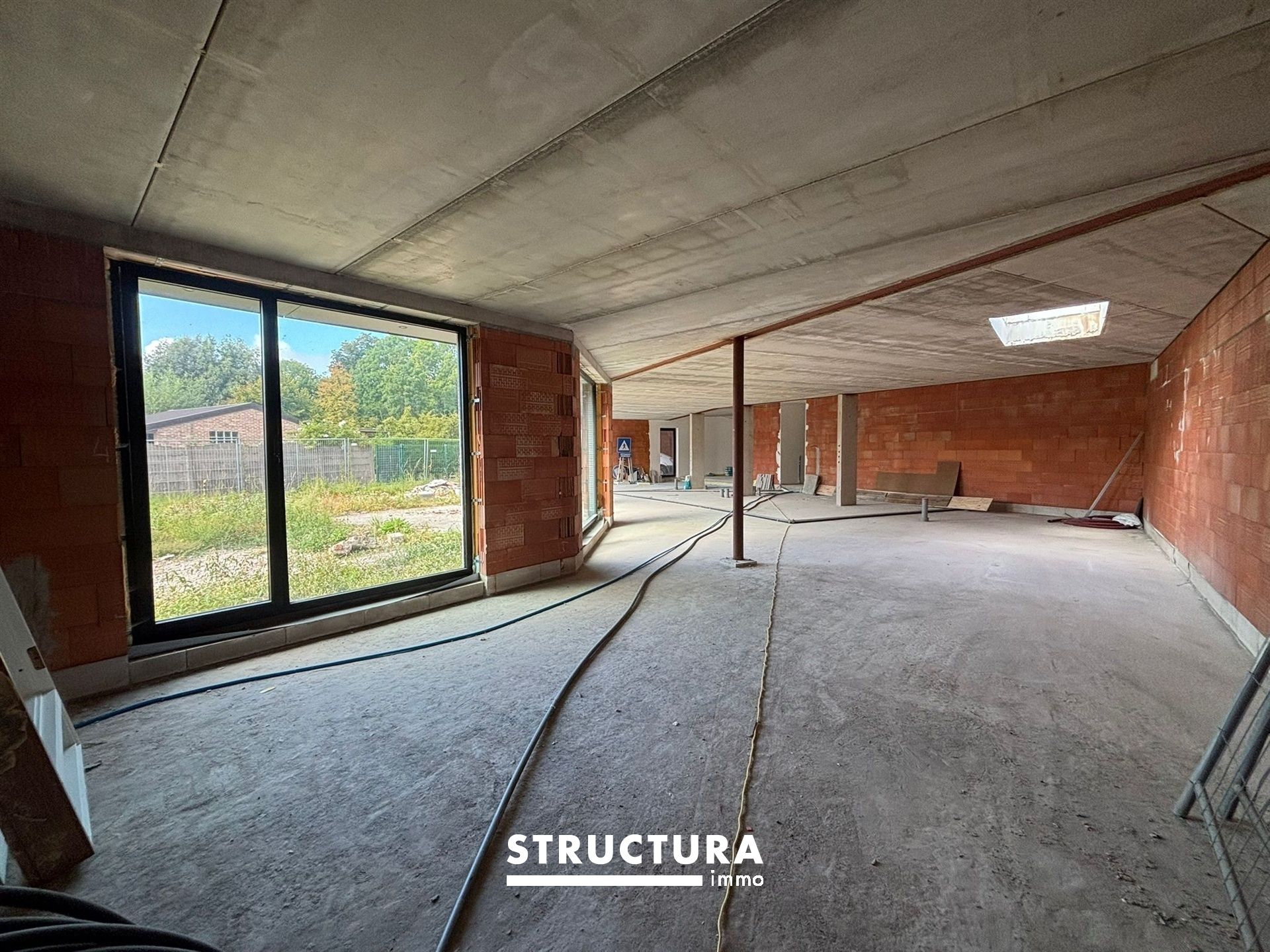 Nieuwbouw handelsruimte op commerciële liggen in het centrum! foto 13