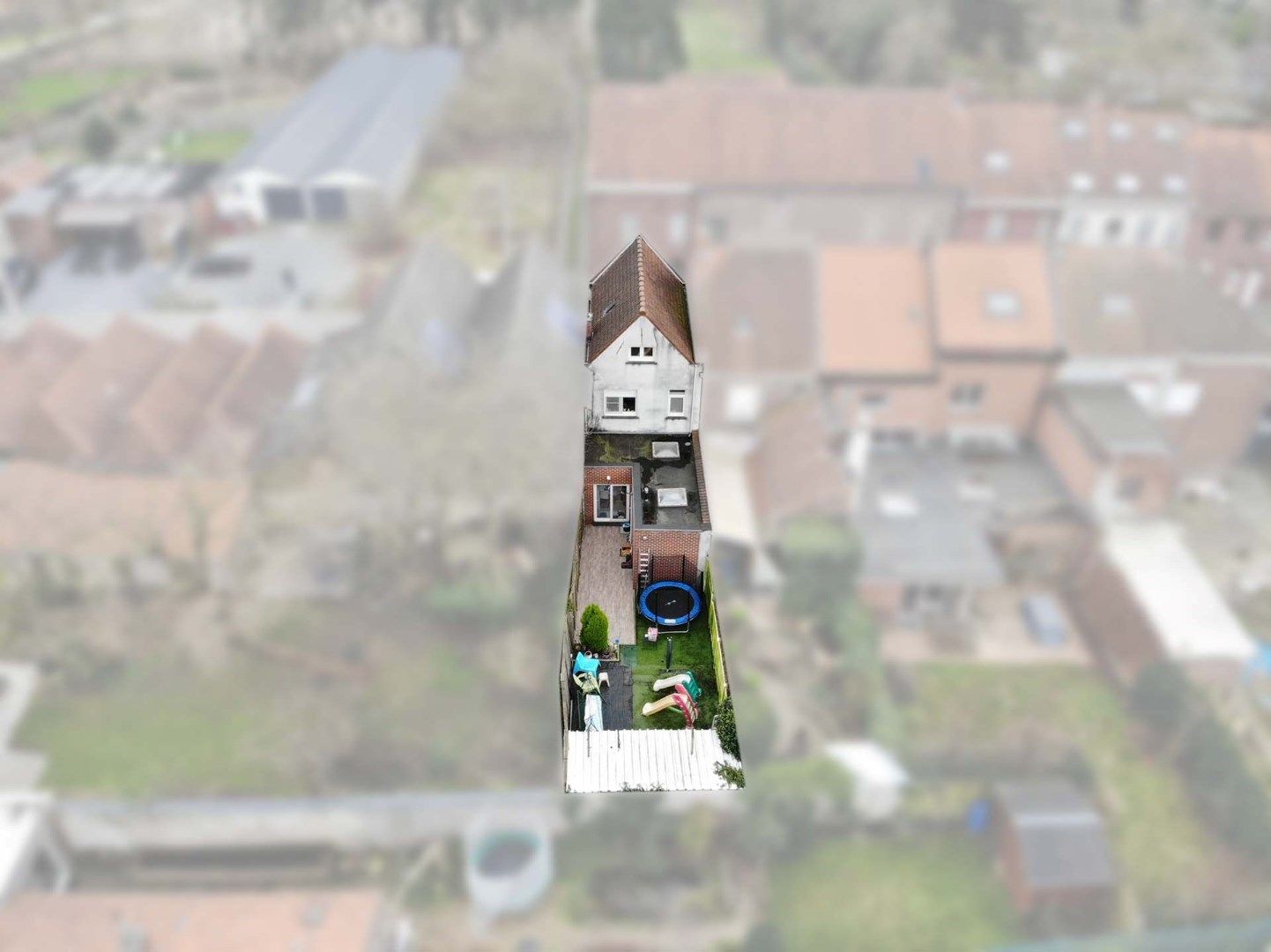 Op te frissen rijwoning met tuin, vernieuwde ramen en geïsoleerd dak. foto 2