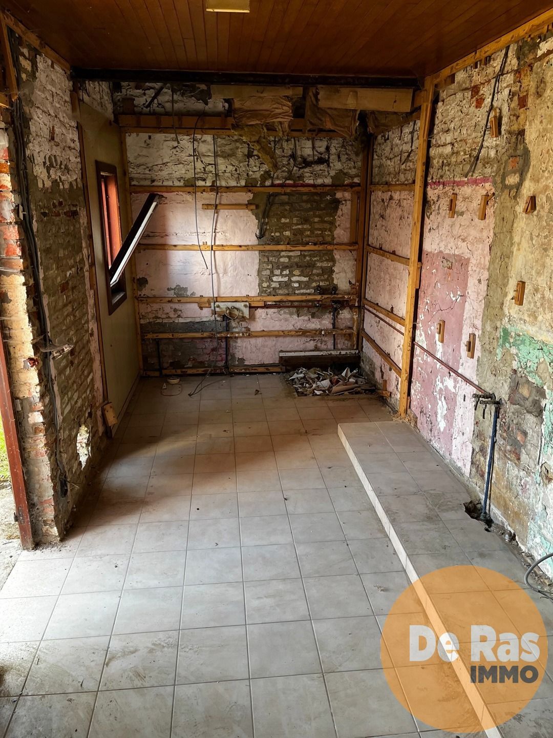 WANZELE - Renovatie- of afbraakwoning in rustige straat foto 7