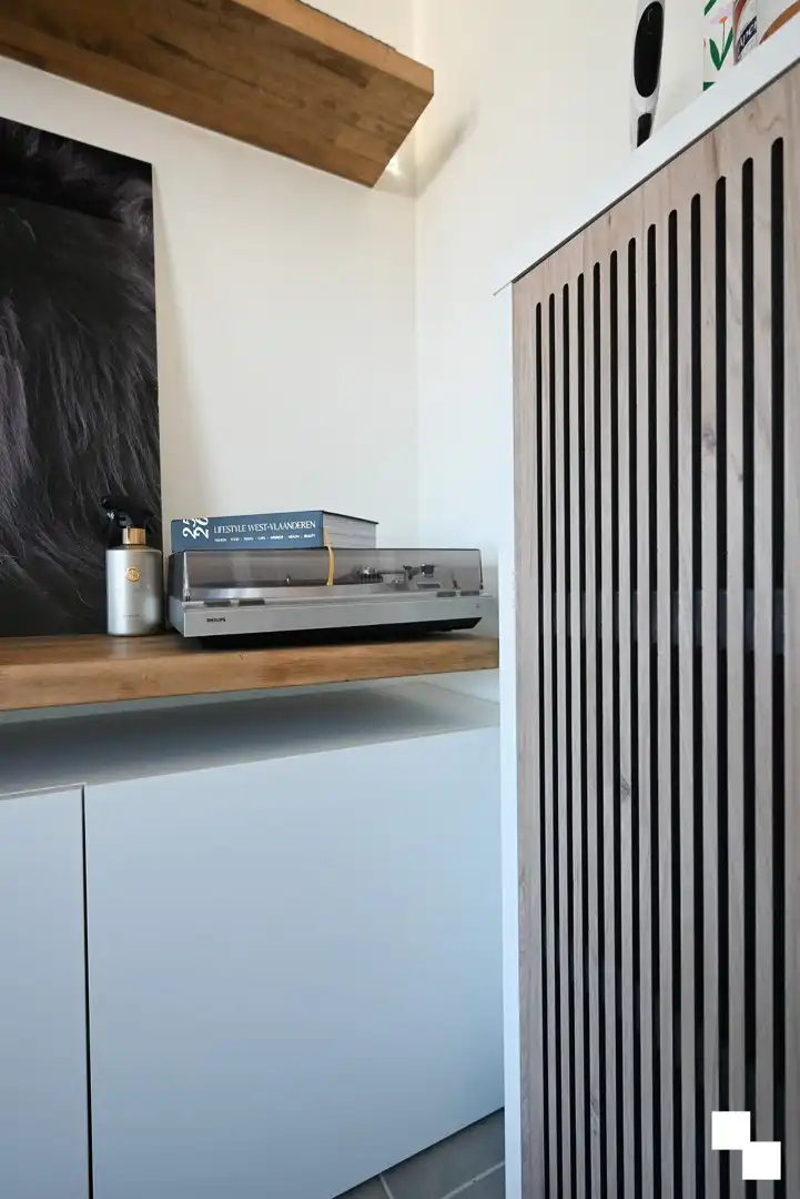 Instapklaar appartement met divers maatmeubilair te Izegem (Emelgem) foto 8