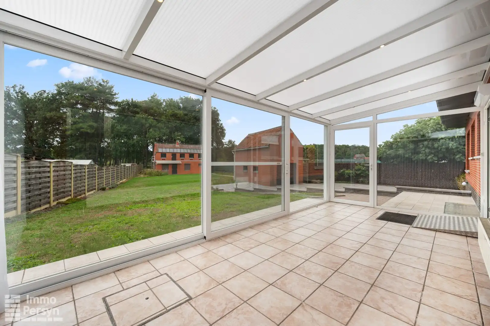 Vrijstaande bungalow met bijgebouw op een riant perceel foto 16