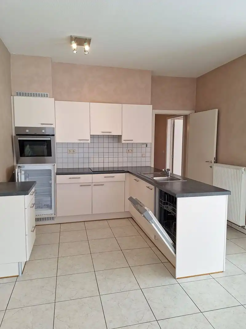 Perfect gelegen gelijkvloers appartement in het Centrum van Neerpelt foto 3